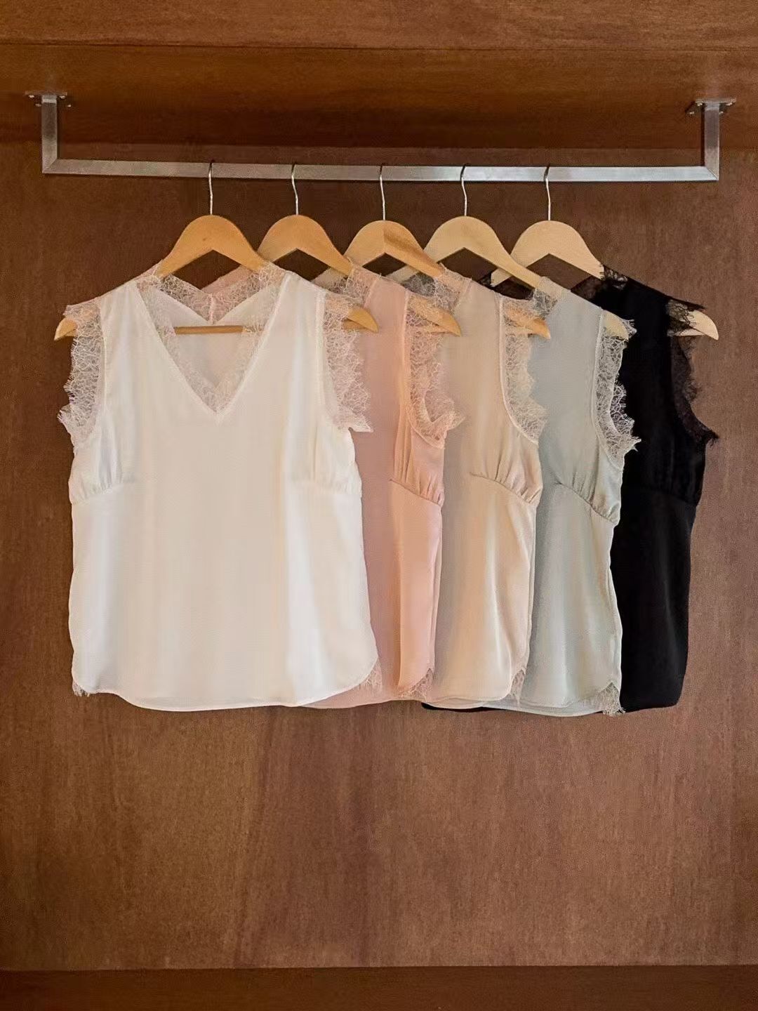 GI6027 拼蕾絲V領壓褶收腰背心