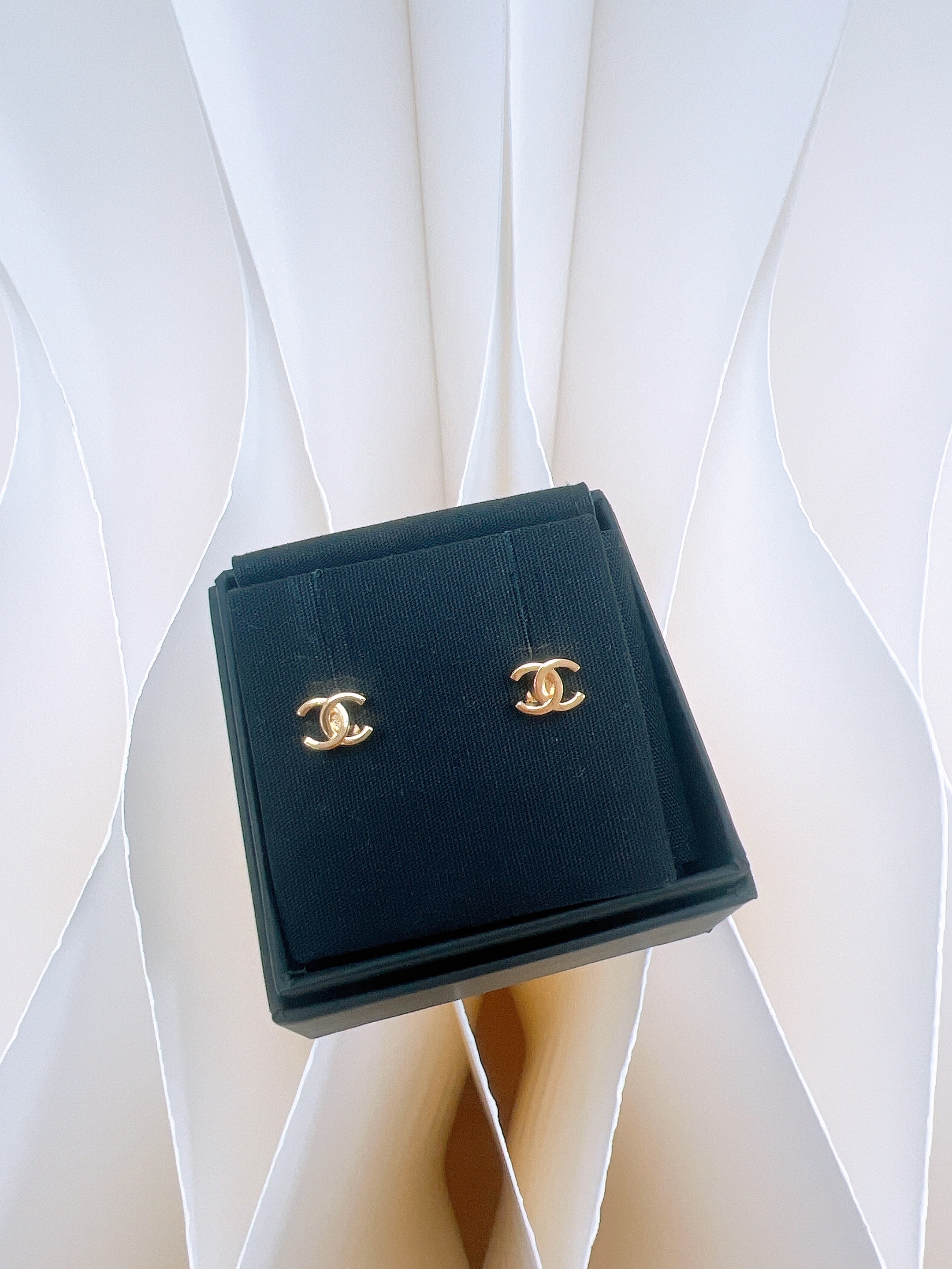 *Unused* Chanel 26p mini cc logo earrings