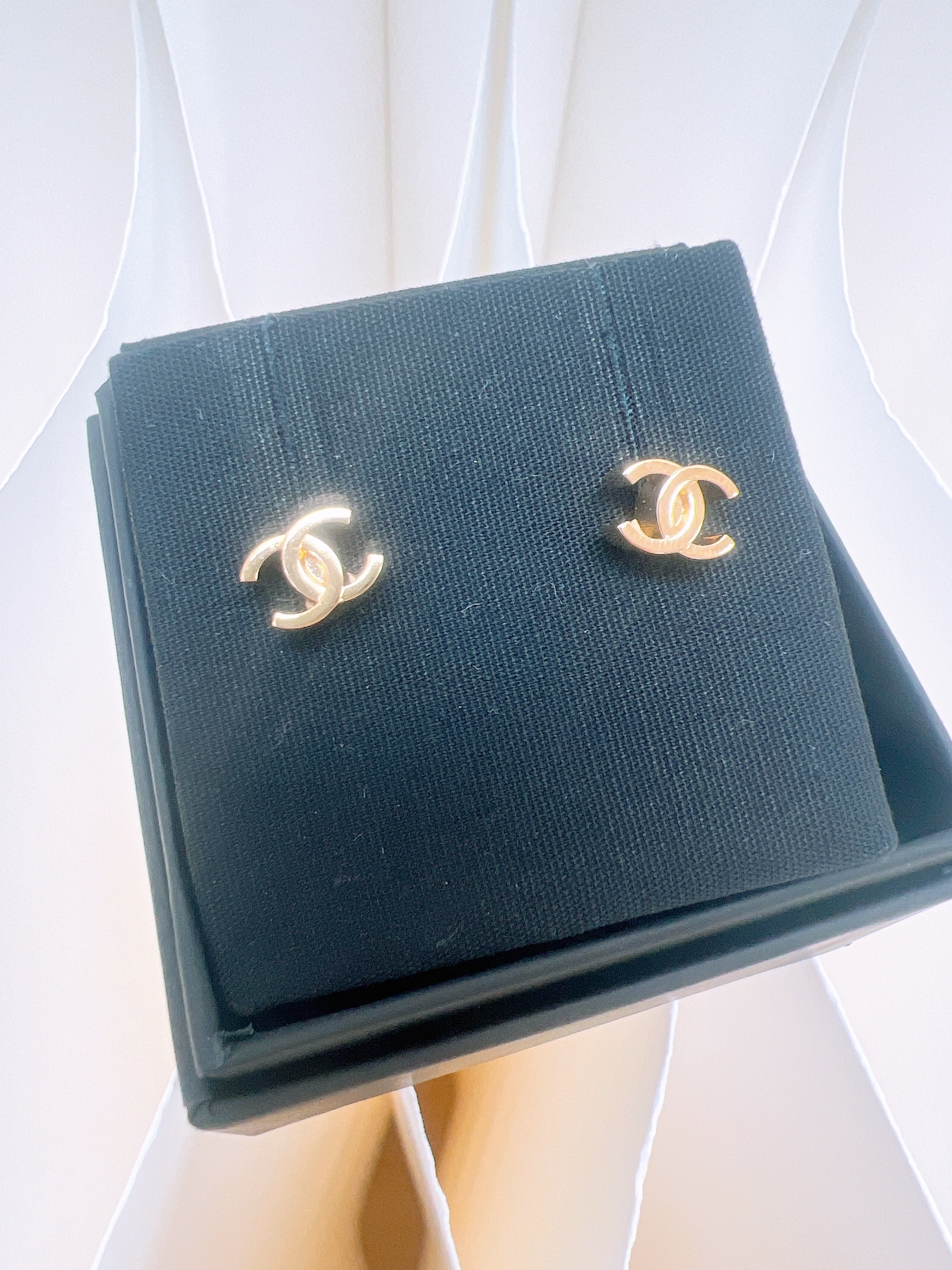 *Unused* Chanel 26p mini cc logo earrings