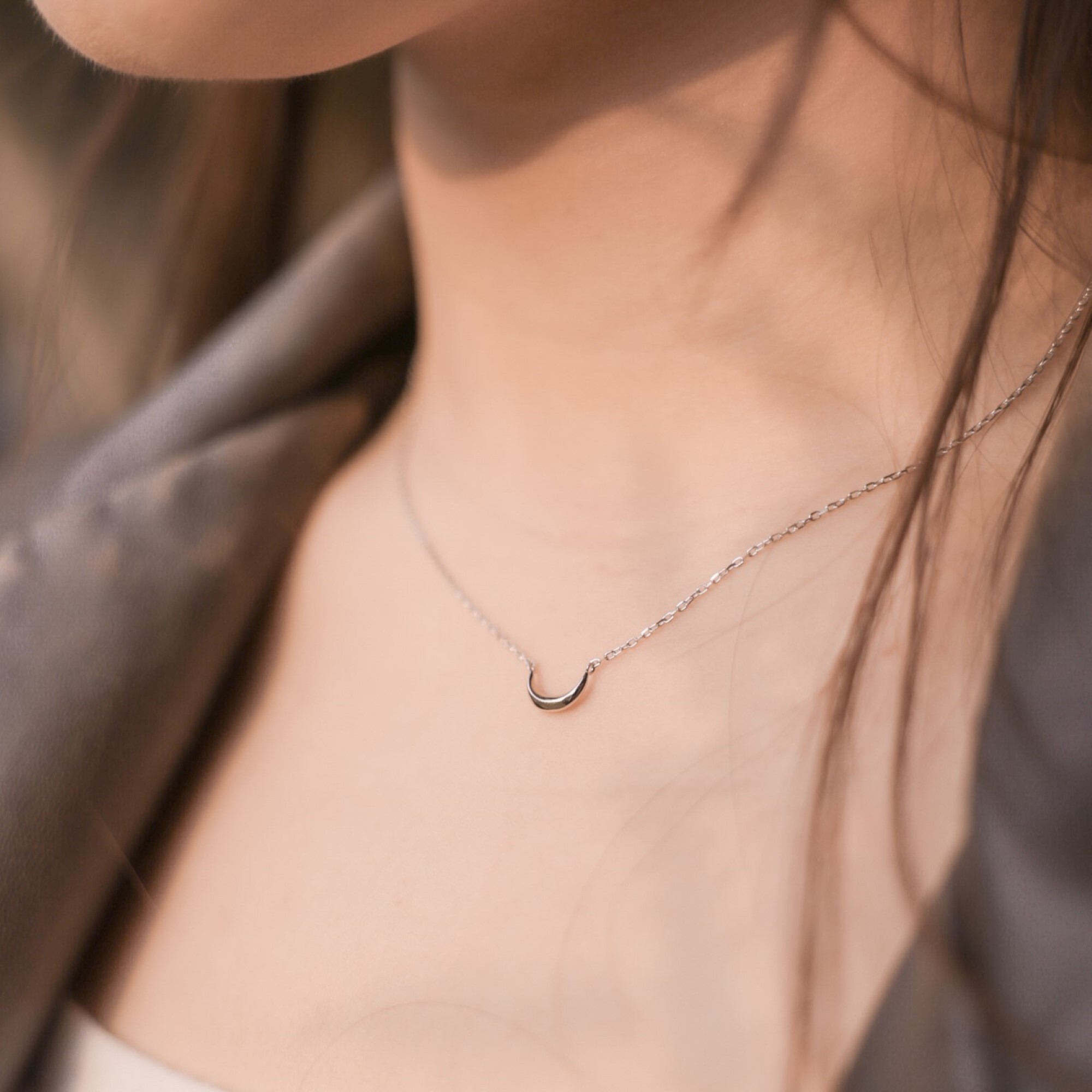 經典的新月與月牙造型純銀項鍊,是帶有特別祝福寓意的純銀飾品
