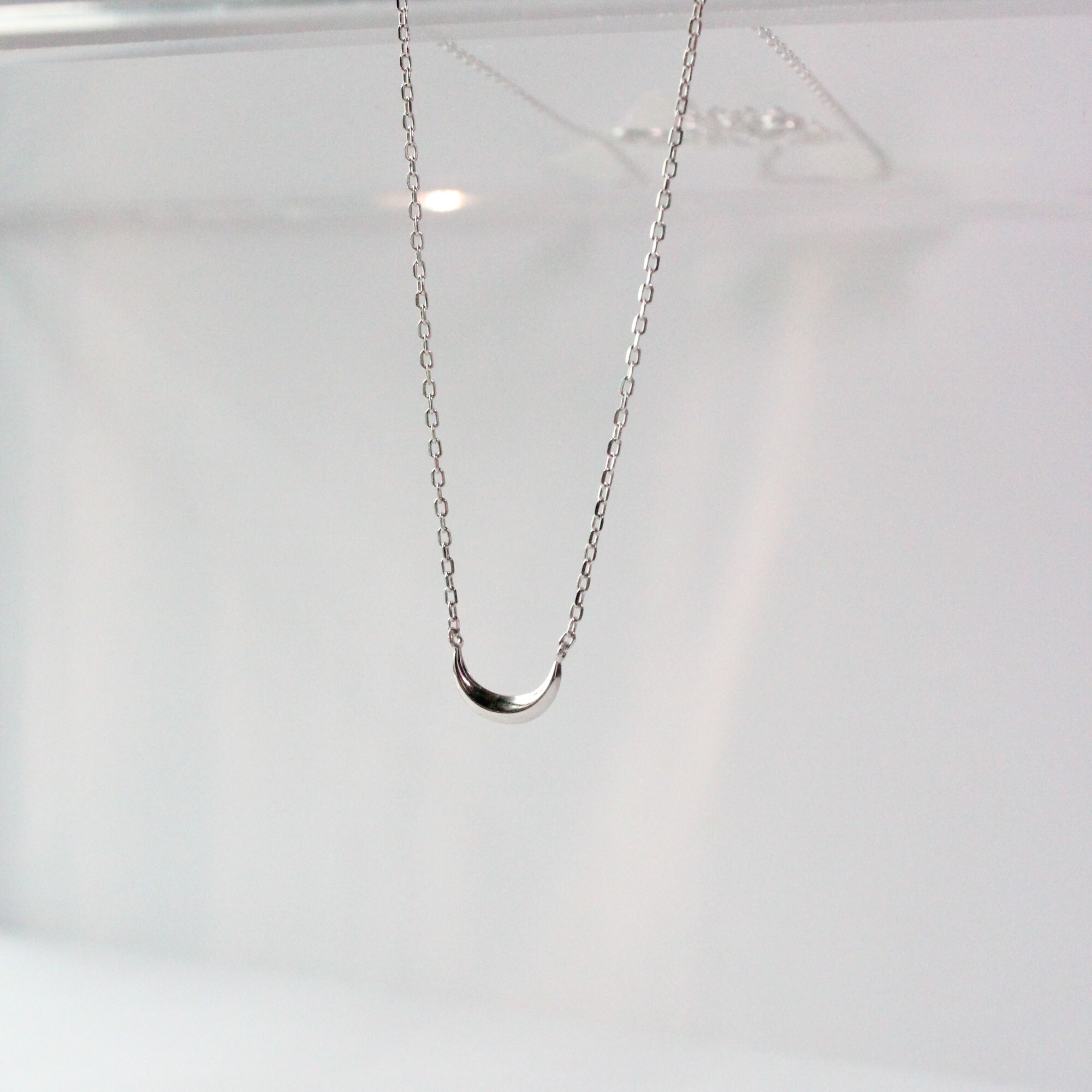 經典的新月與月牙造型純銀項鍊，是帶有特別祝福寓意的純銀飾品