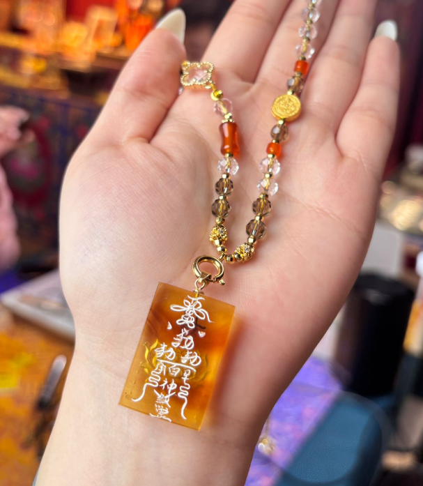 AB260403-G96-琥珀百解神煞符 雕刻蓮花 送 水晶瑪瑙萬能鏈（一物一證書）（包龍虎山開光，需客戶留中文名，性別，出生年月日時分） (預計5月尾到貨)(只限尖沙咀門市自取不包郵)