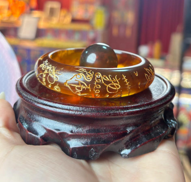 AB260403-G123-五路財神符+三清密會符 琥珀手鐲+底座+25mm一顆單珠（一物一證書）（包龍虎山開光，需客戶留中文名，性別，出生年月日時分）(預計5月尾到貨)(只限尖沙咀門市自取不包郵)