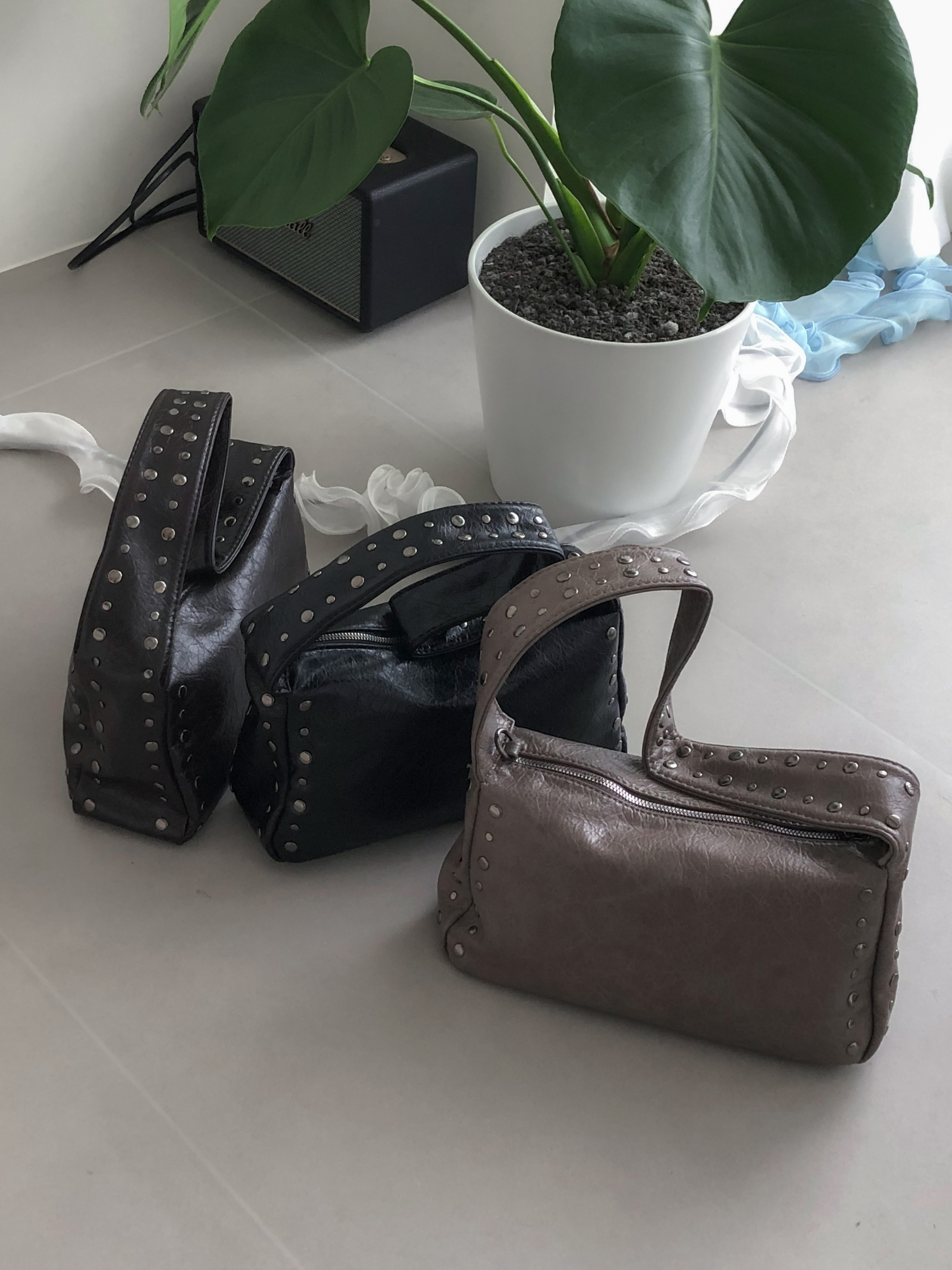 鉚釘弧形肩背包