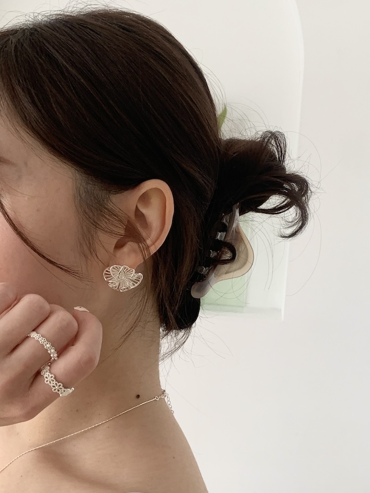 簍空花花立體耳環