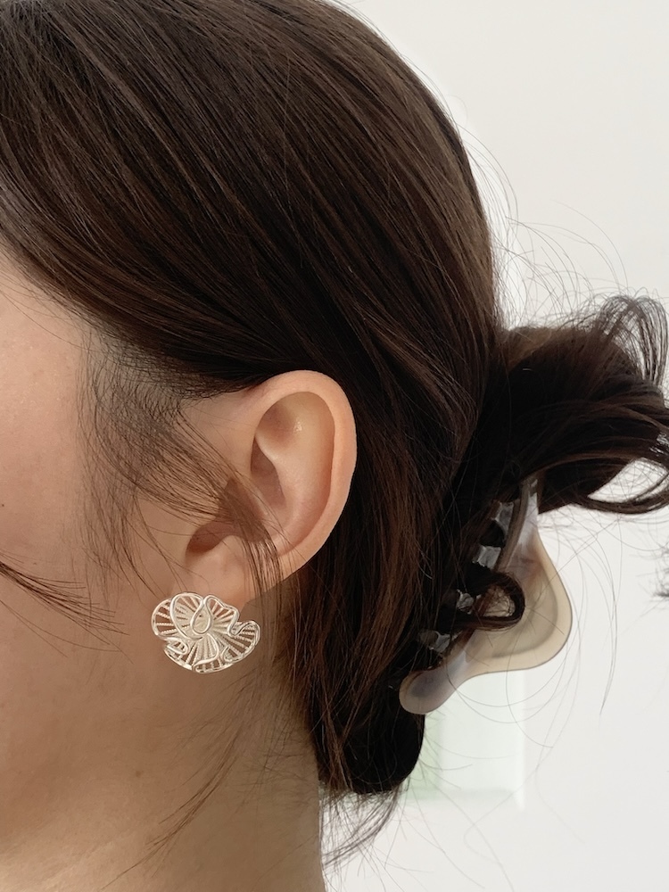 簍空花花立體耳環