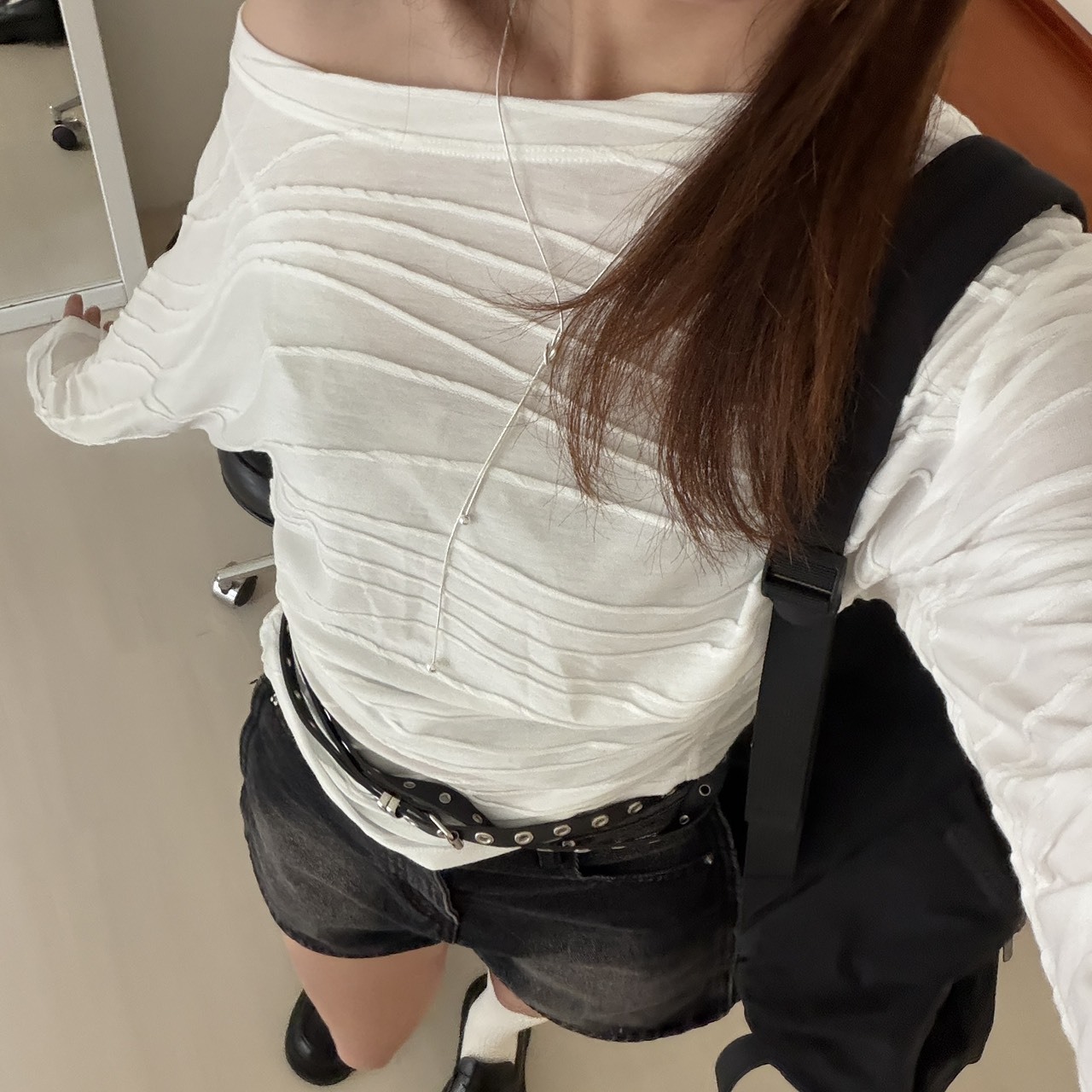 2670質感條紋抓皺斜肩上衣(R)