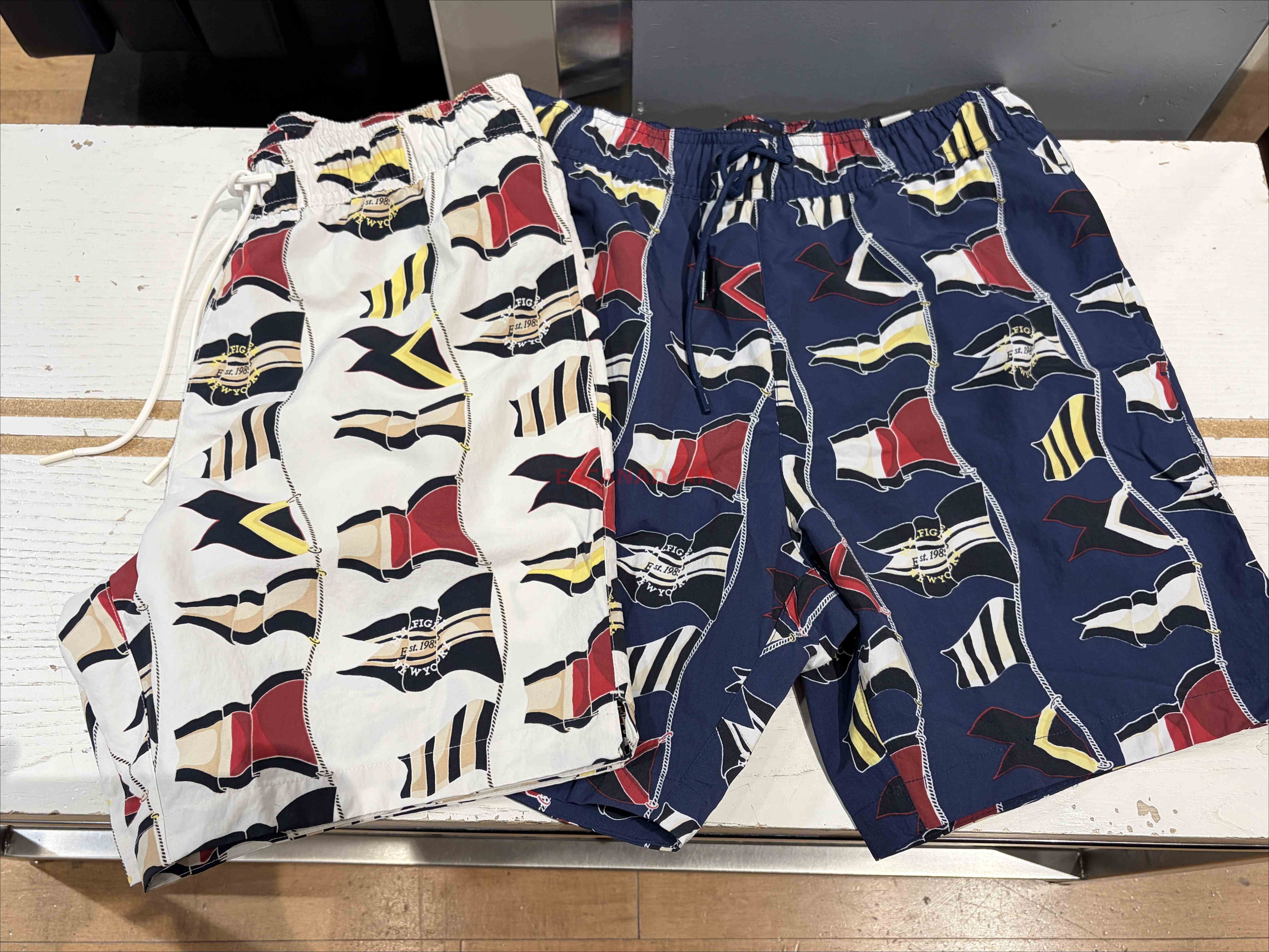 TOMMY 男大人 滿版國旗 膝上 海灘褲 (長度7) (2色)