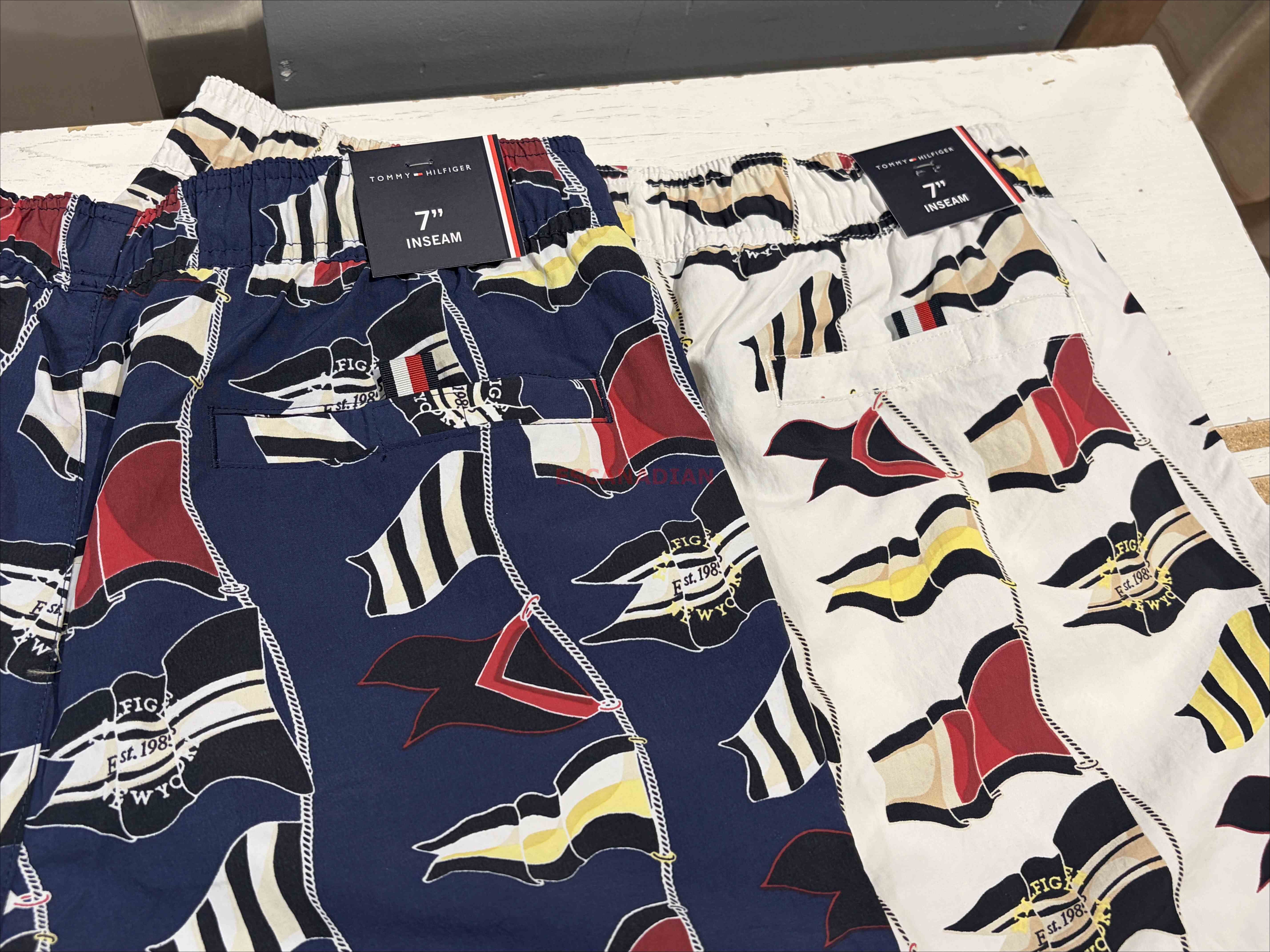 TOMMY 男大人 滿版國旗 膝上 海灘褲 (長度7) (2色)