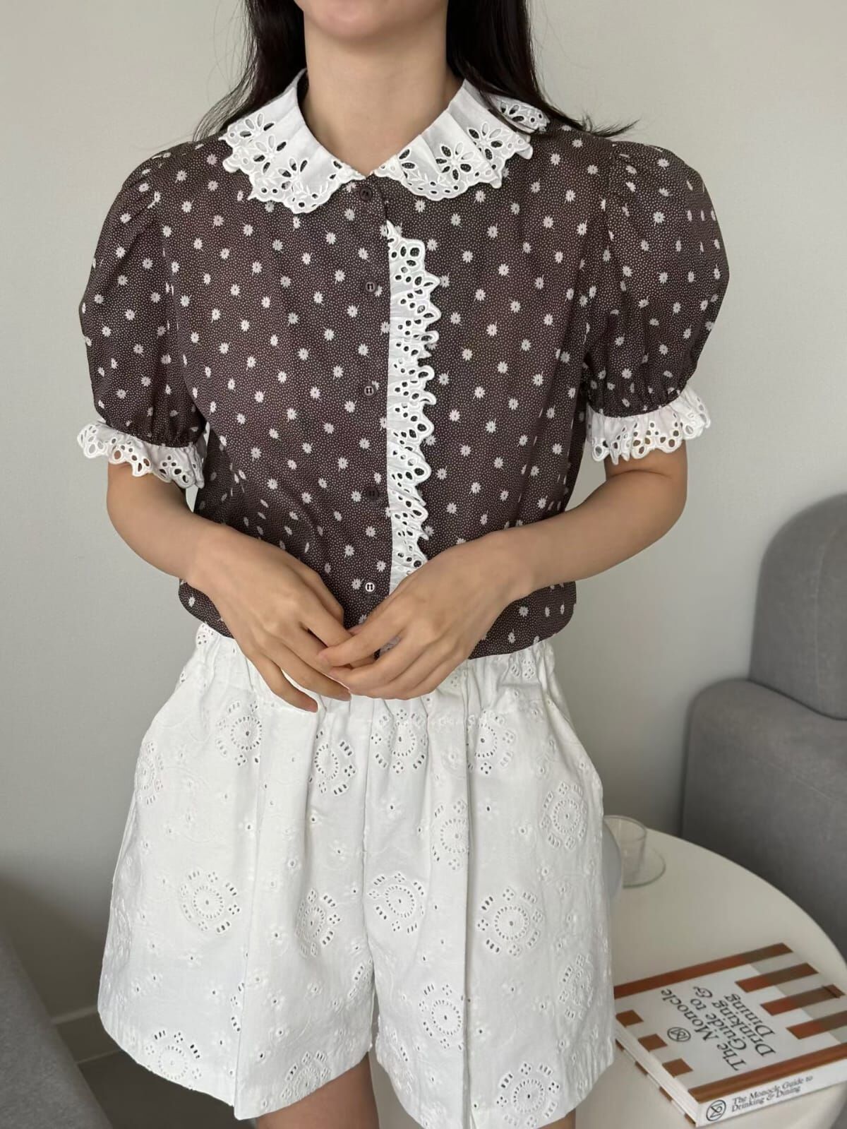 OG6006 花邊拼接排扣泡泡袖上衣