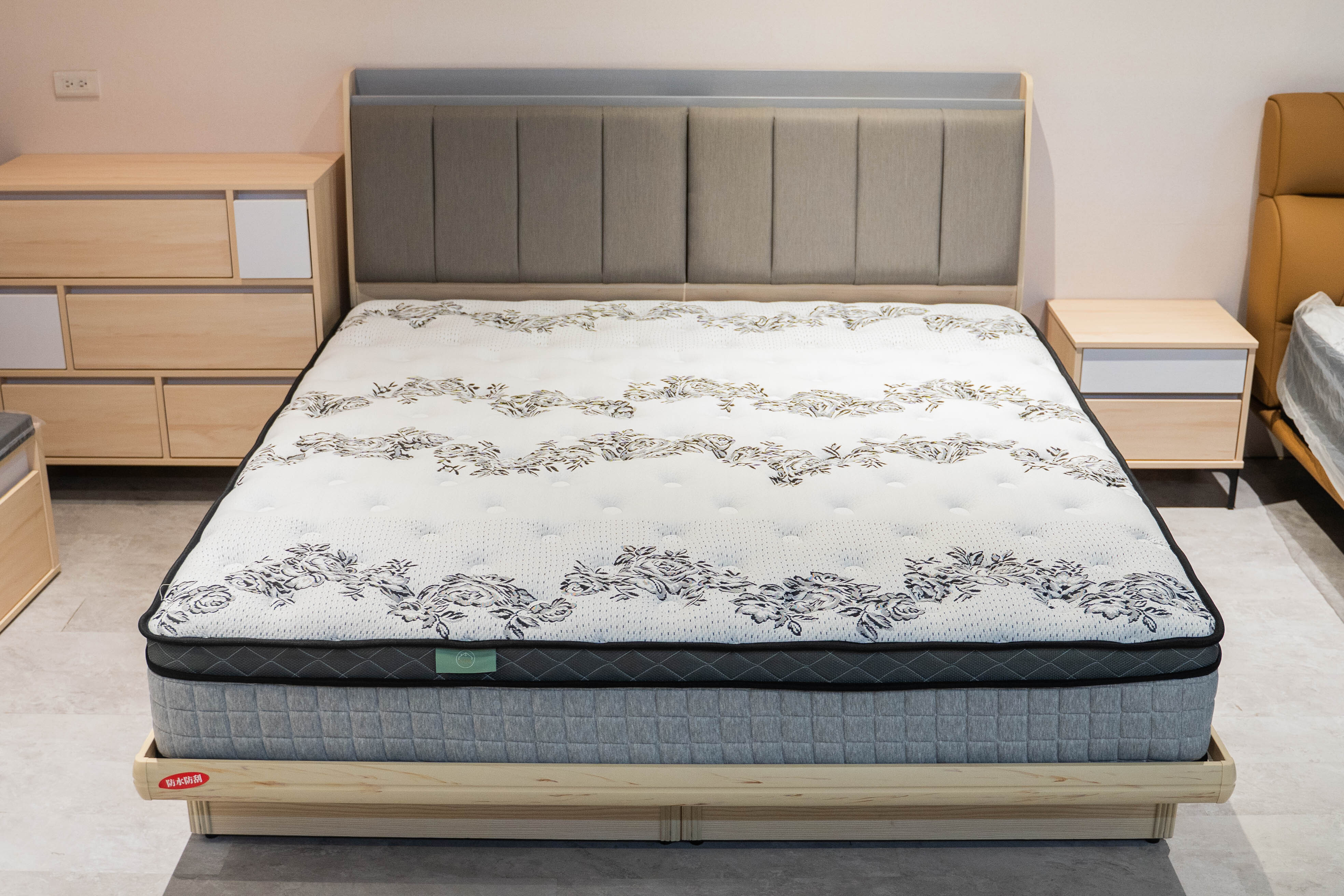 水立方床頭箱(收納 × 充電 × 舒適靠感)