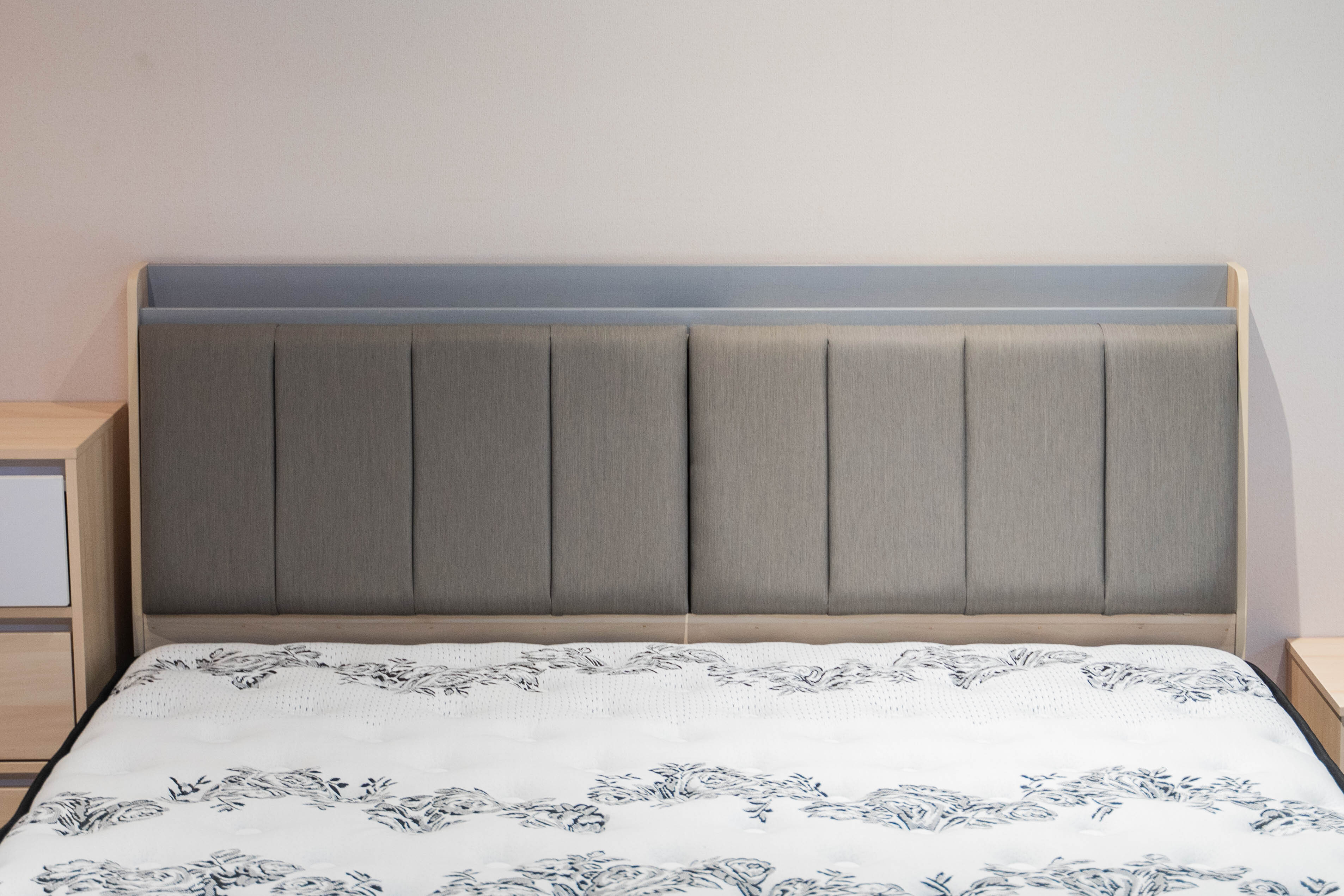 水立方床頭箱(收納 × 充電 × 舒適靠感)