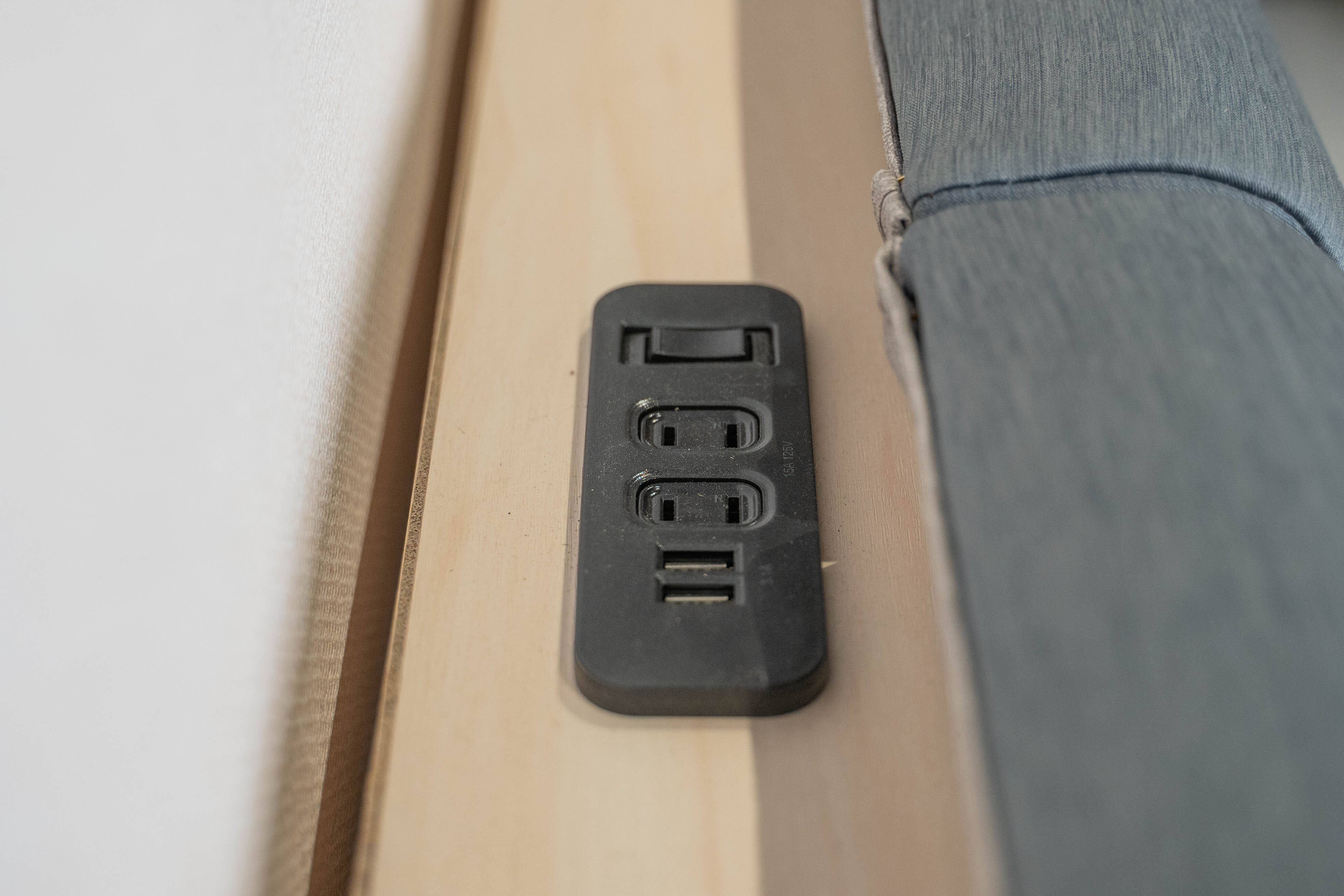 水雲間 床頭箱(收納 × 充電 × 舒適靠感)