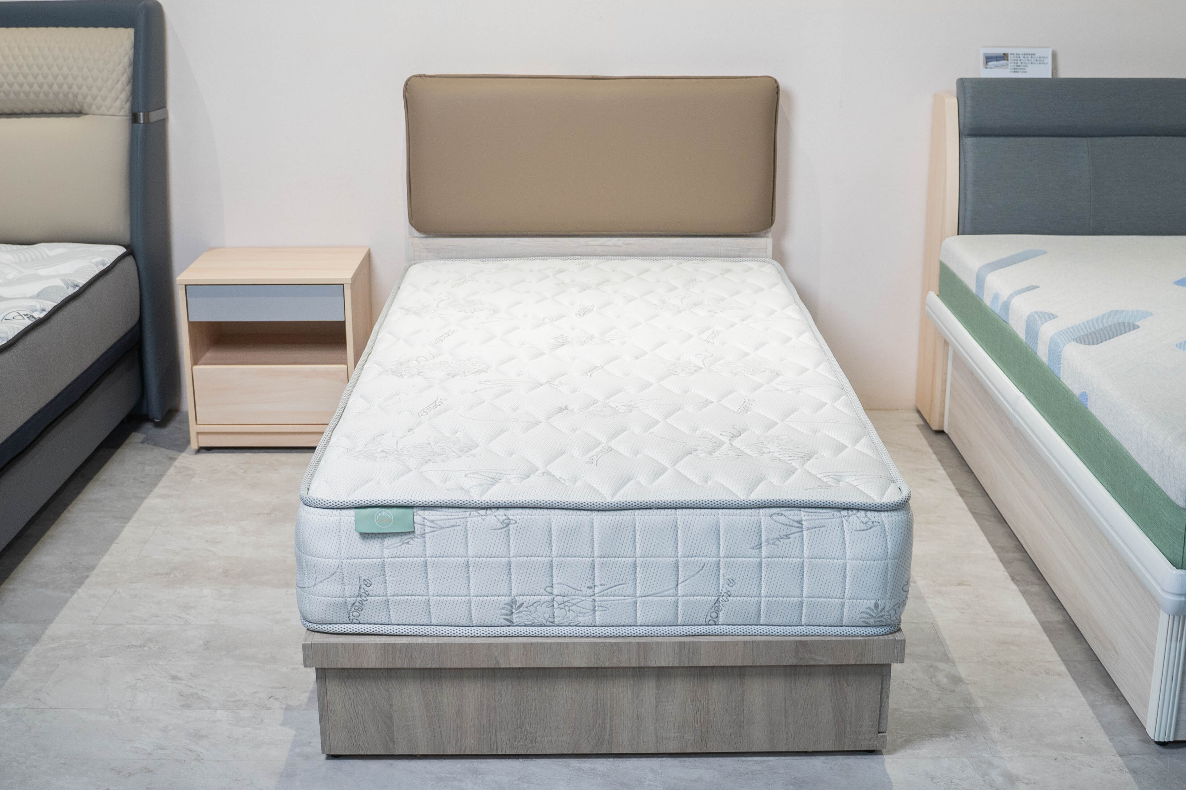 星光床頭箱(收納 × 充電 × 舒適靠感)