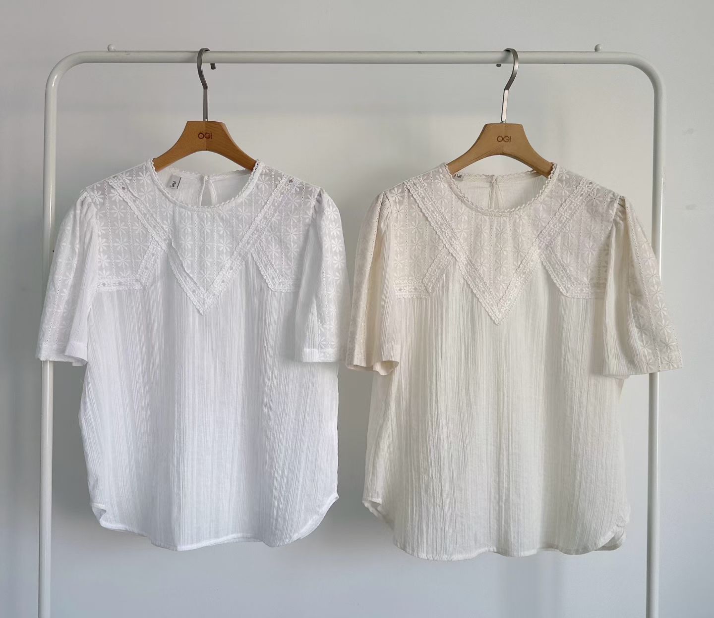 OG6015 小花暗坑紋微透上衣