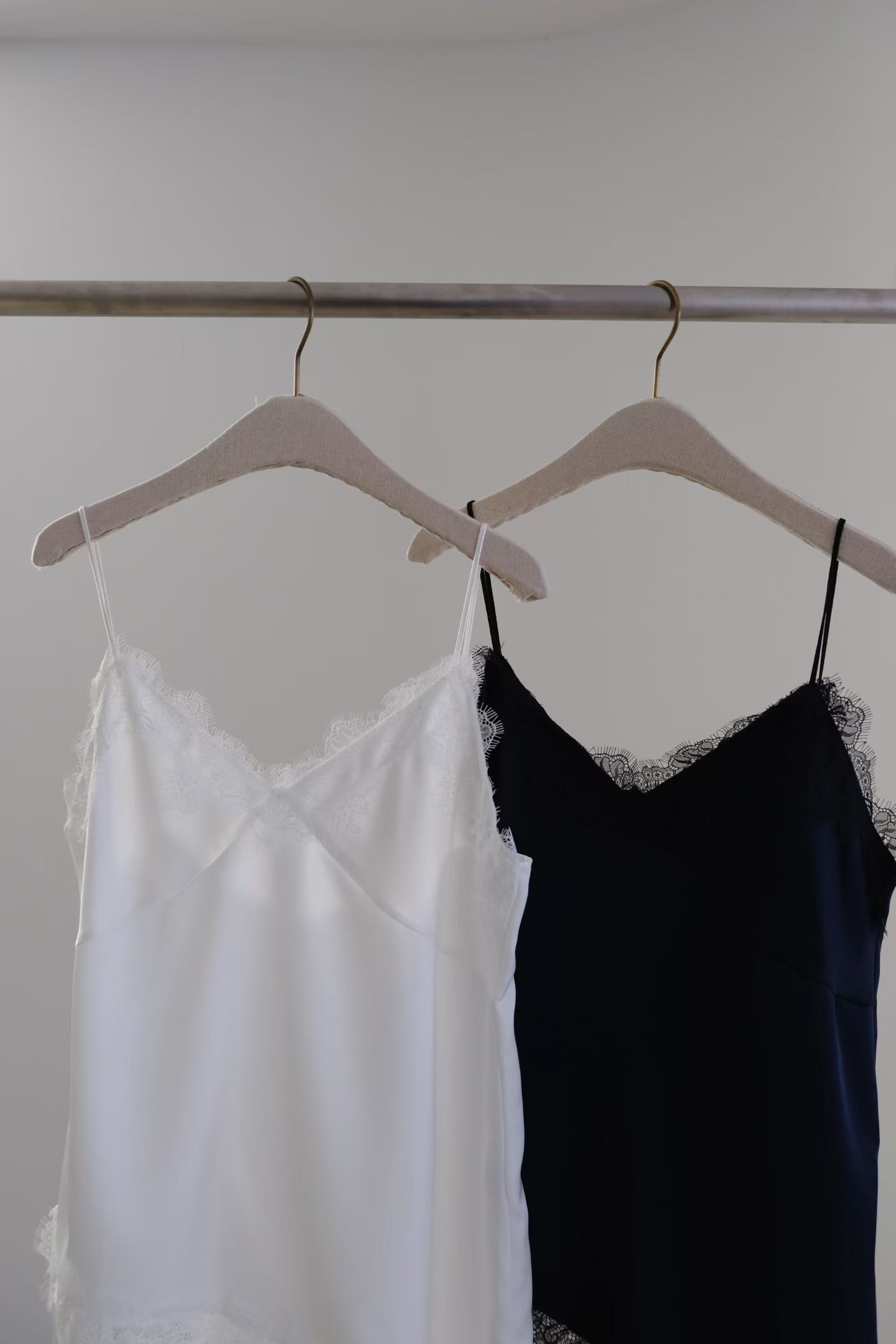 蕾絲斜下擺背心