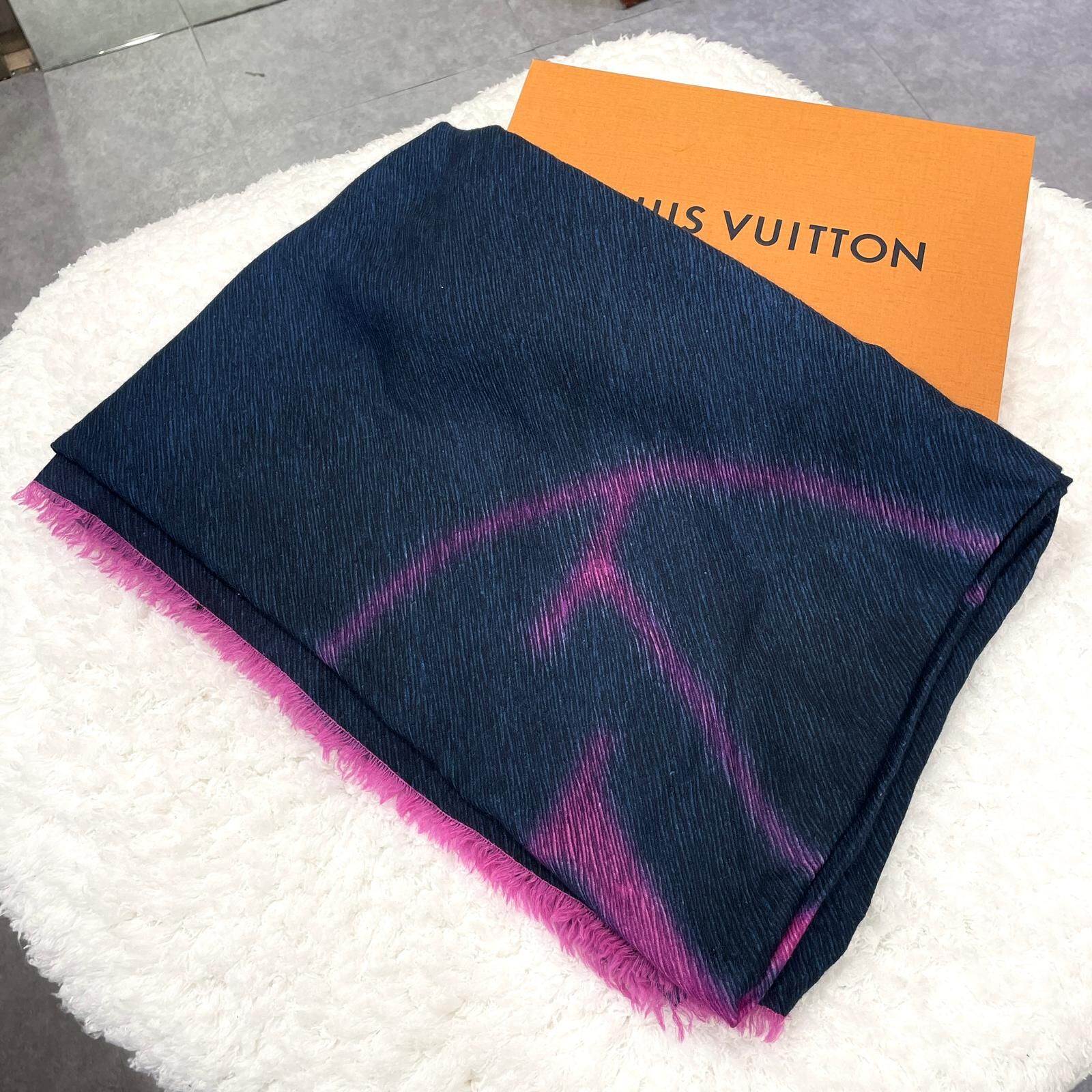 全新LV圍巾/冷氣披肩,135x195cm, M75764 ,深藍拚紫漸變色,輕薄柔軟茄士咩, LV SCARF, #BRAND NEW #香榭站正品
