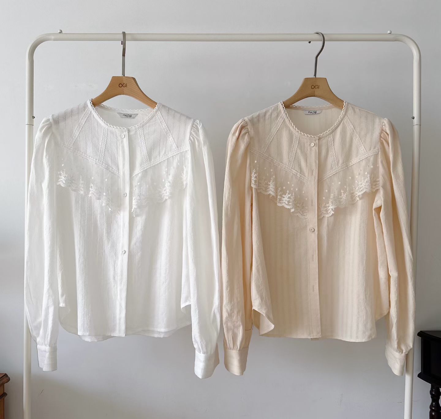 OG6046 荷葉刺綉暗條紋排扣上衣