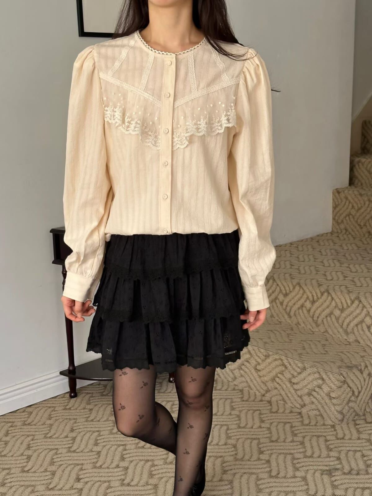 OG6046 荷葉刺綉暗條紋排扣上衣