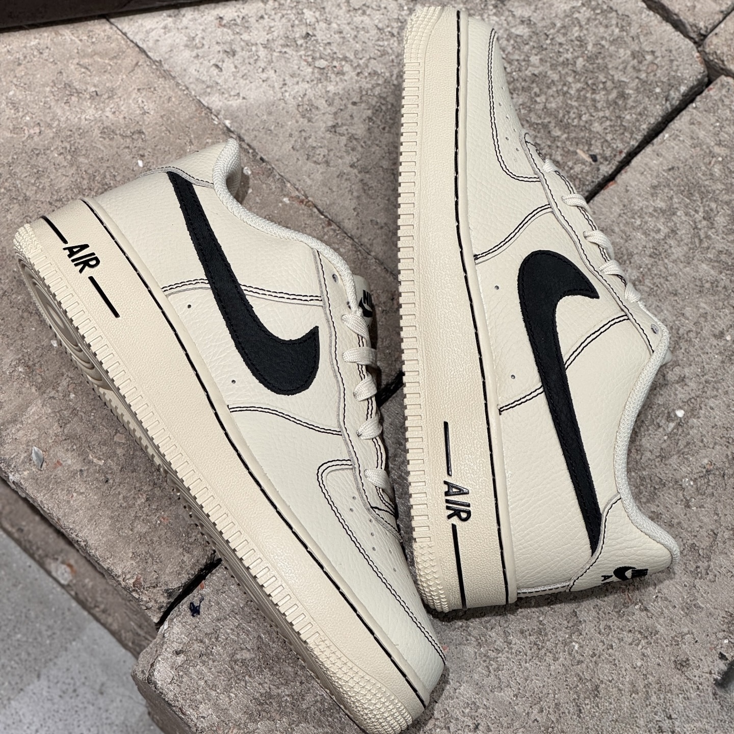 NIKE AIR FORCE 1 LV8 GS 卡其 奶油白 外縫線 黑線條 黑勾 大童 女鞋 HJ4563-200