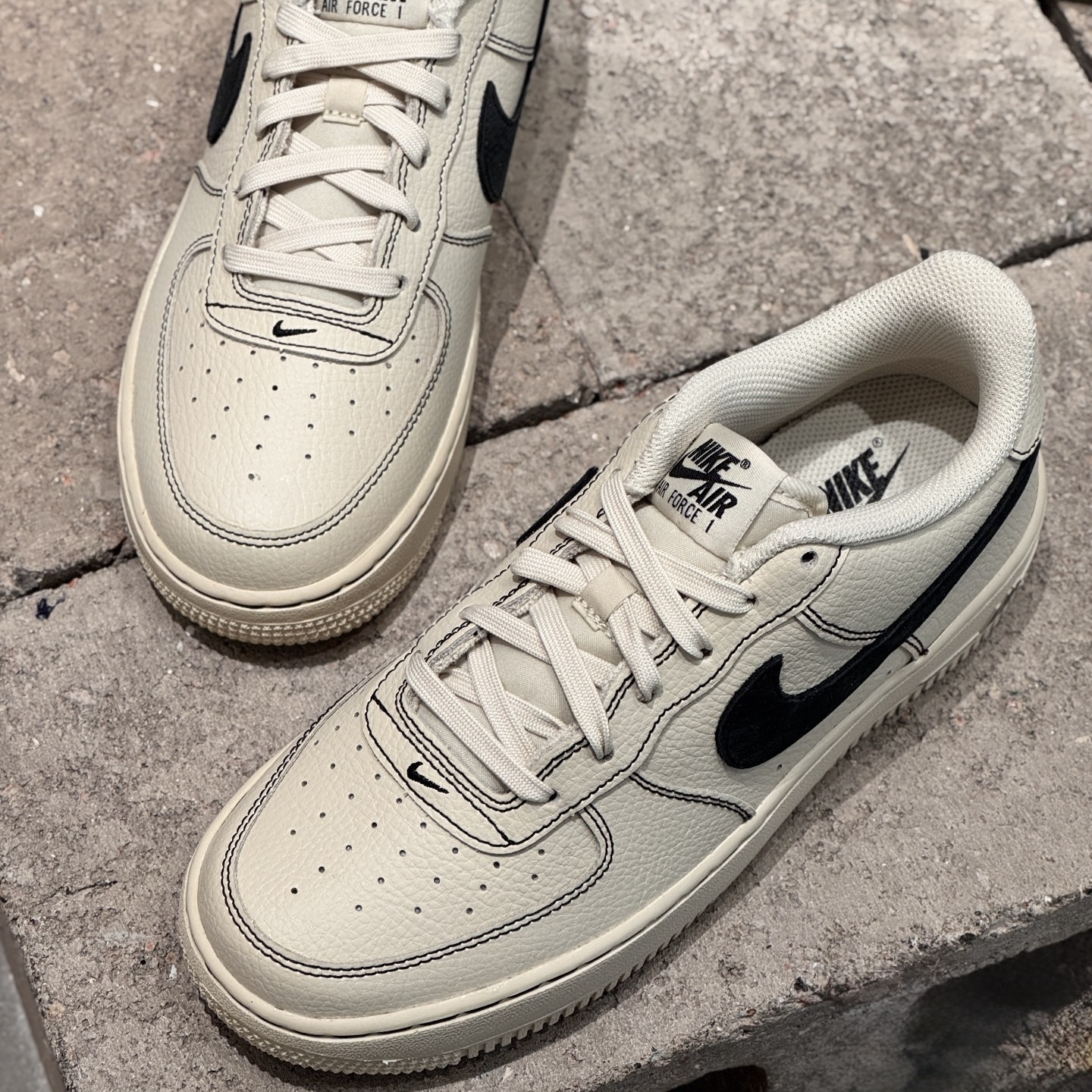 NIKE AIR FORCE 1 LV8 GS 卡其 奶油白 外縫線 黑線條 黑勾 大童 女鞋 HJ4563-200