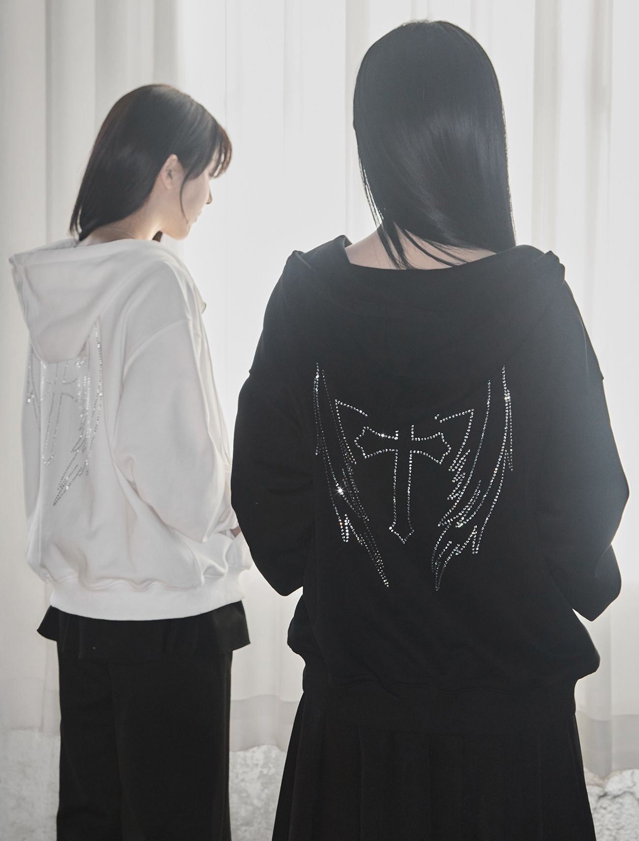 LOOXP 十字翅膀水鑽寬鬆連帽外套 黑色 9810-3