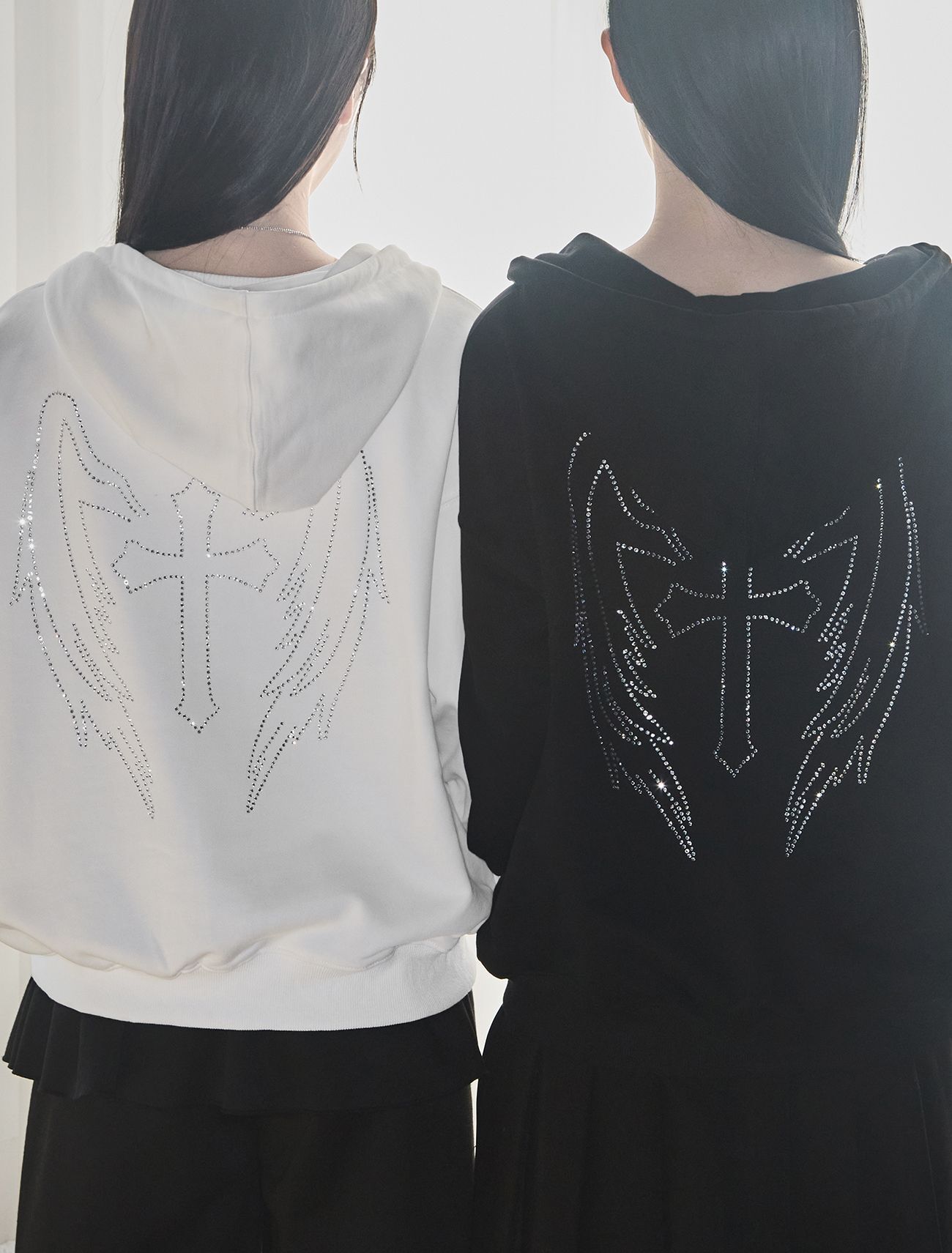 LOOXP 十字翅膀水鑽寬鬆連帽外套 黑色 9810-3