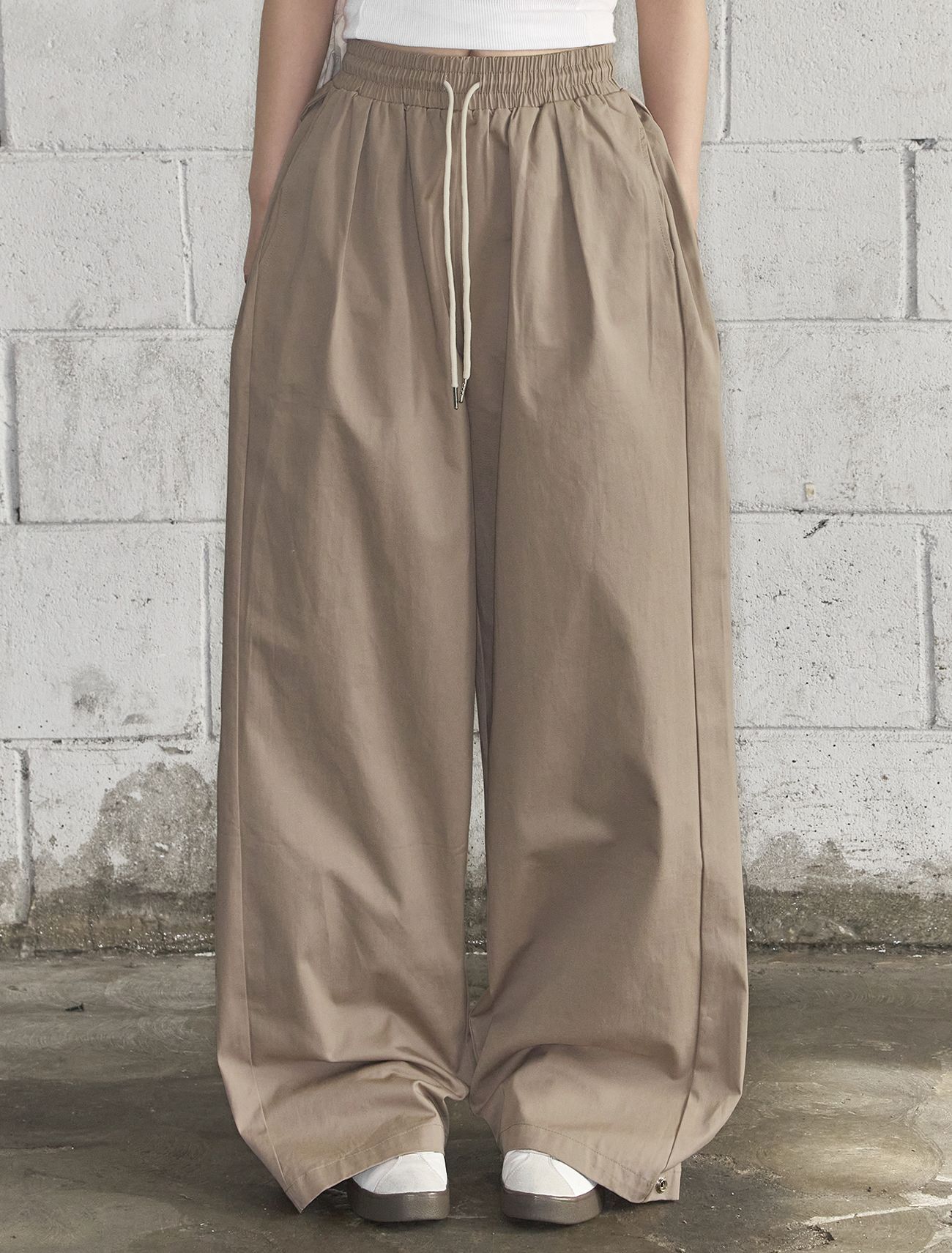 LOOXP 舒適後口袋打褶棉質寬長褲 米色 9633-2