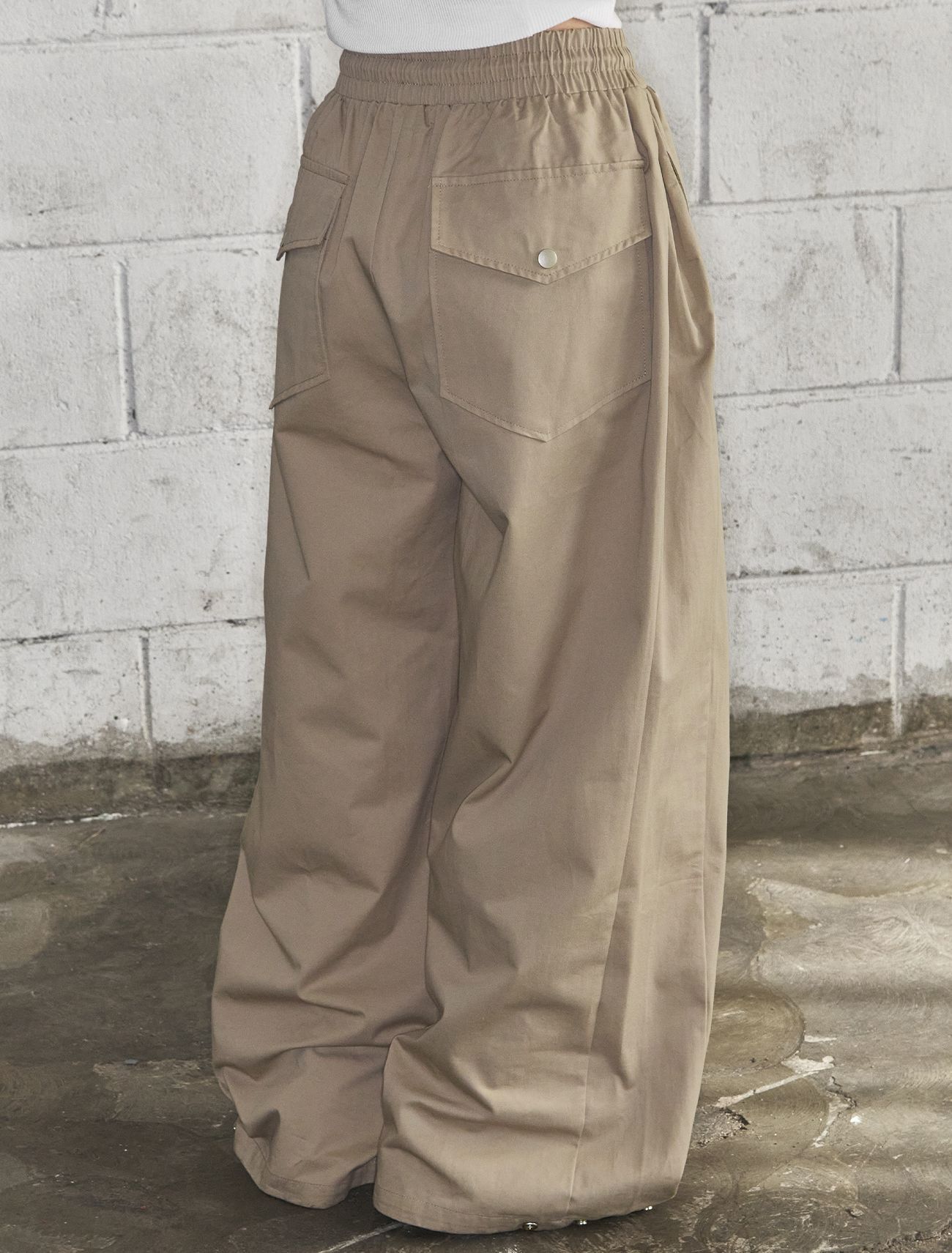 LOOXP 舒適後口袋打褶棉質寬長褲 米色 9633-2