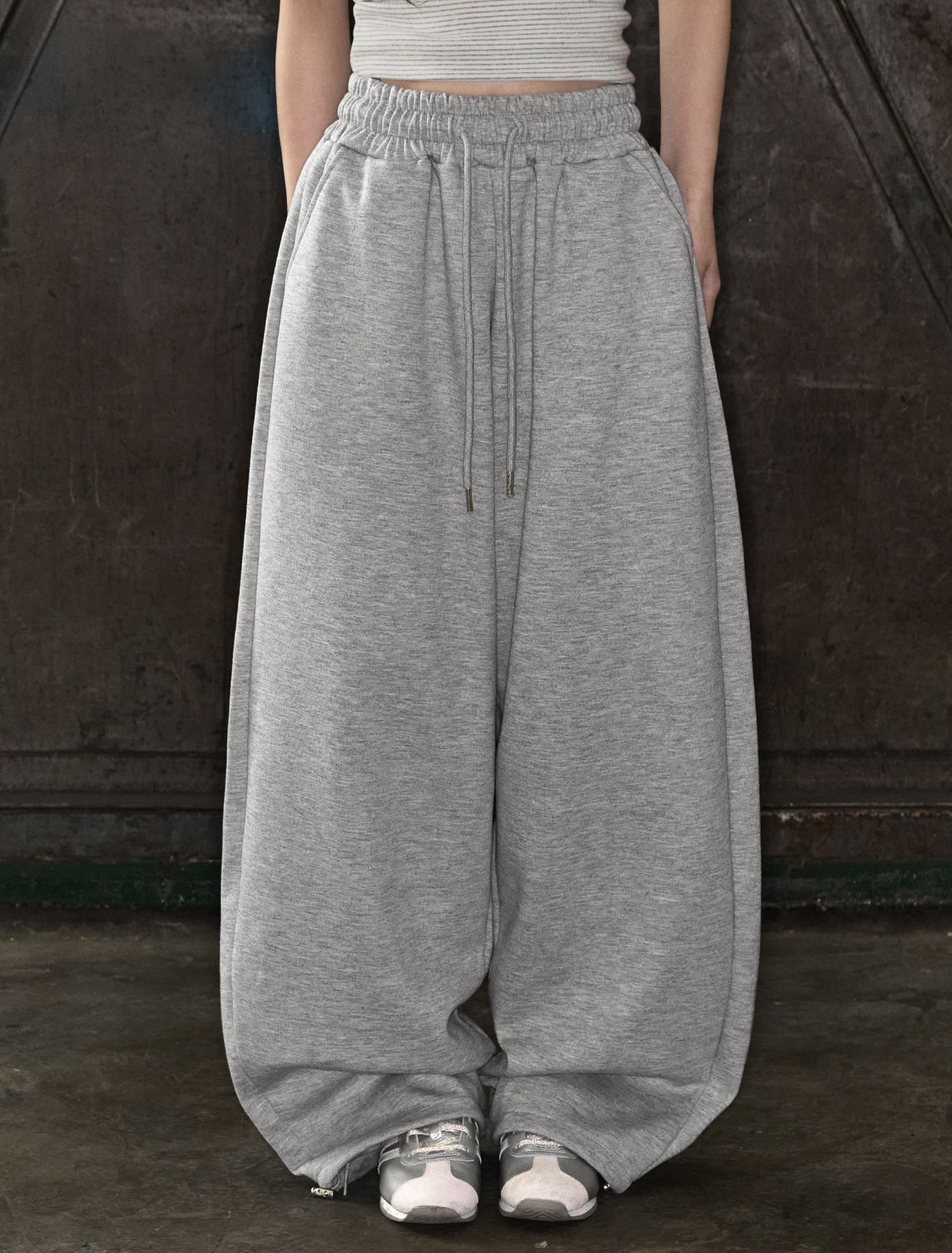 LOOXP 基本款後口袋寬版運動褲 灰色 9834-1