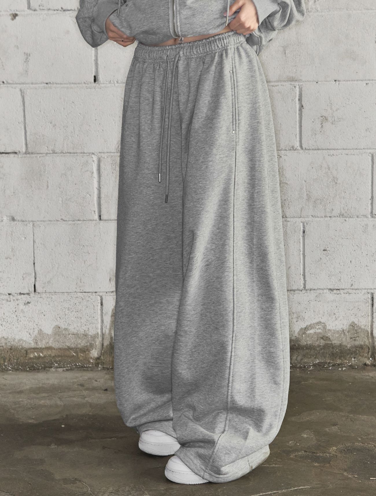 LOOXP 鉚釘拼接線條寬版運動褲 灰色 9831-2