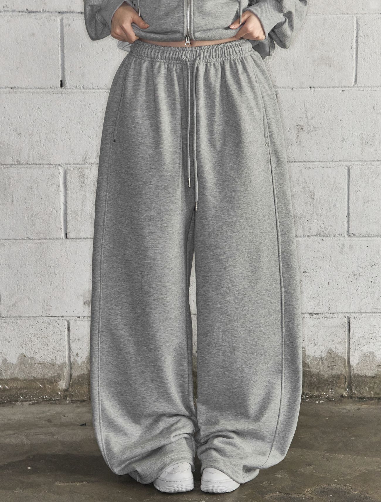 LOOXP 鉚釘拼接線條寬版運動褲 灰色 9831-2