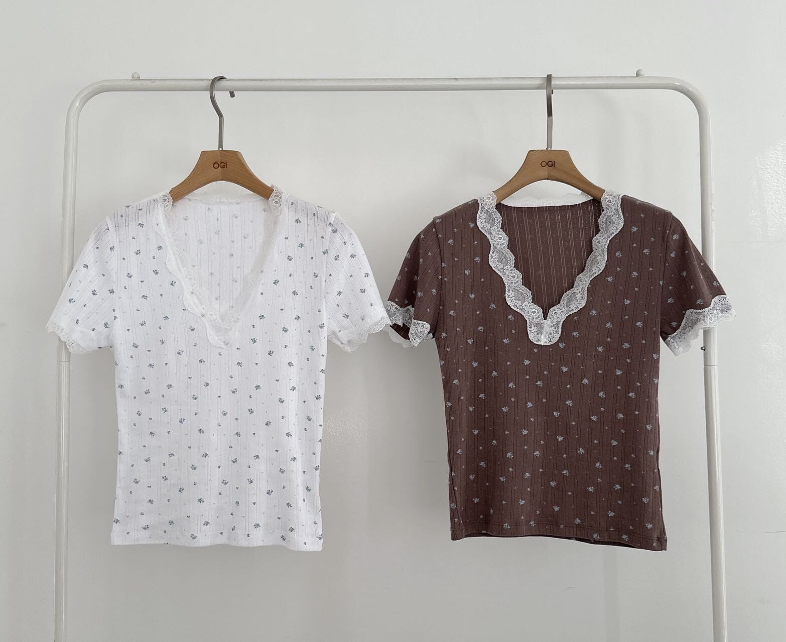 OG6059 碎花坑紋蕾絲V領修身上衣