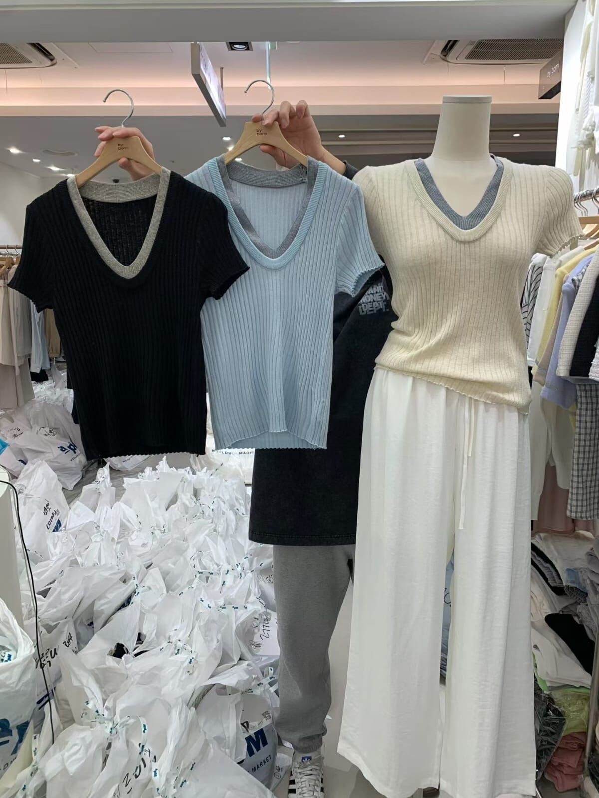 BM6003 撞色粗邊V領坑紋上衣