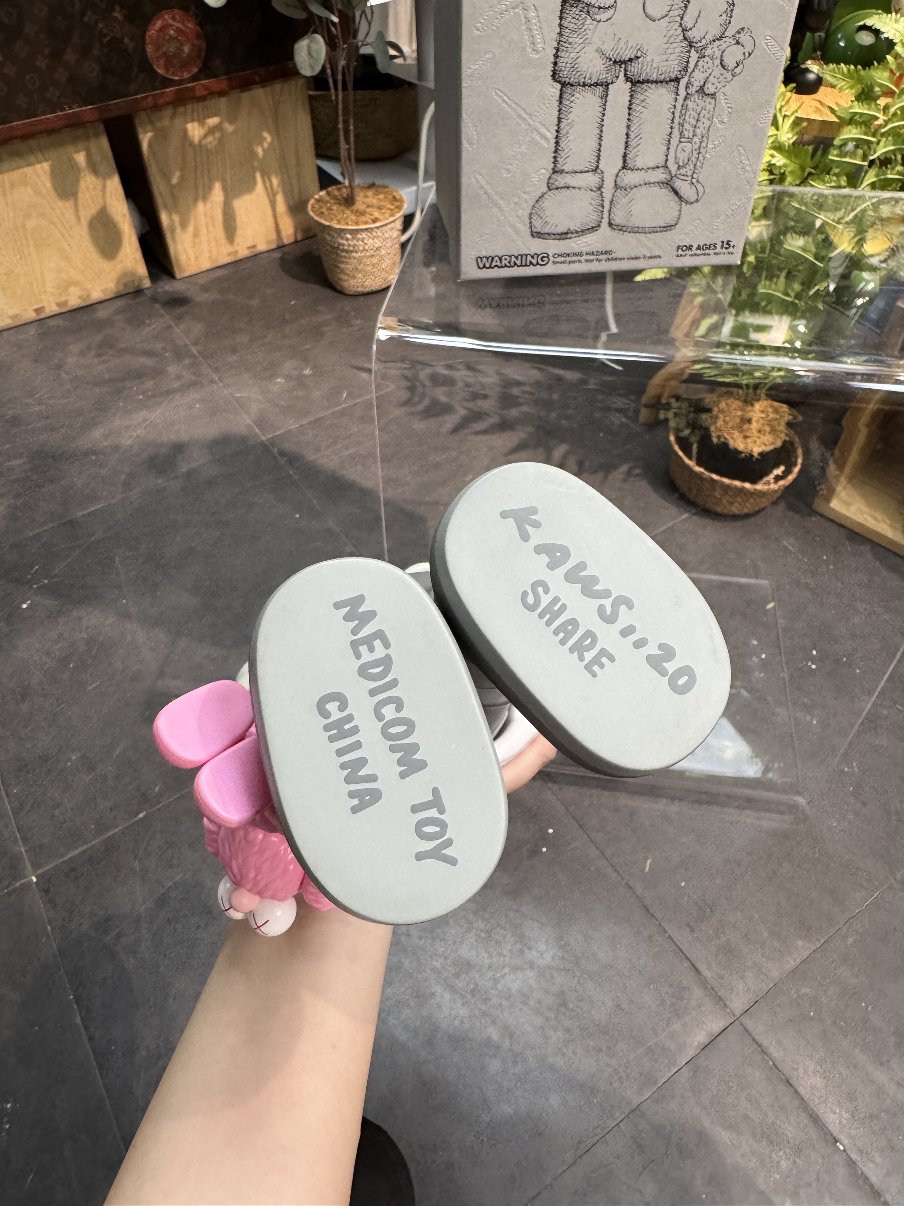 🥇現貨🥇KAWS Share Vinyl Figure Grey