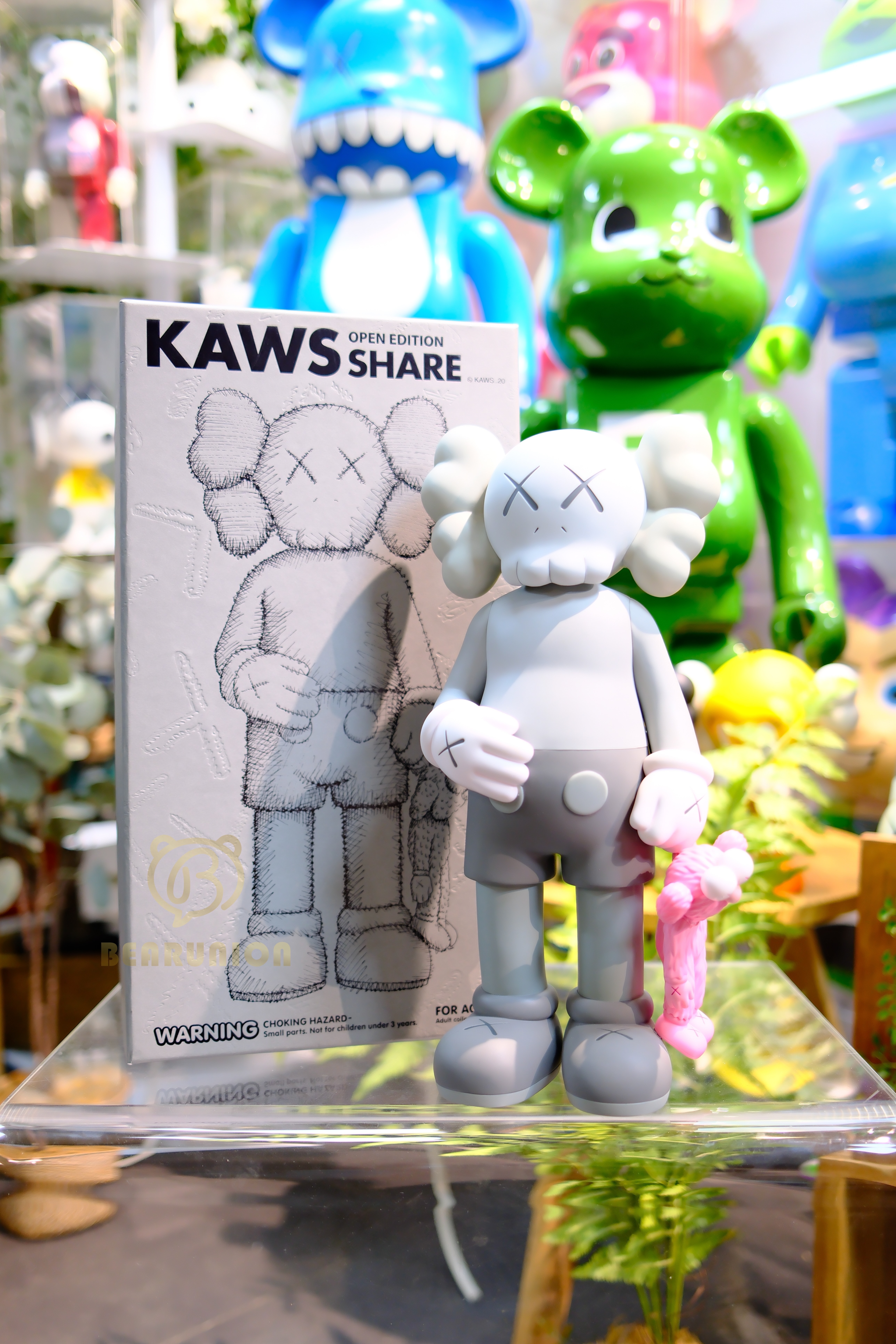 🥇現貨🥇KAWS Share Vinyl Figure Grey