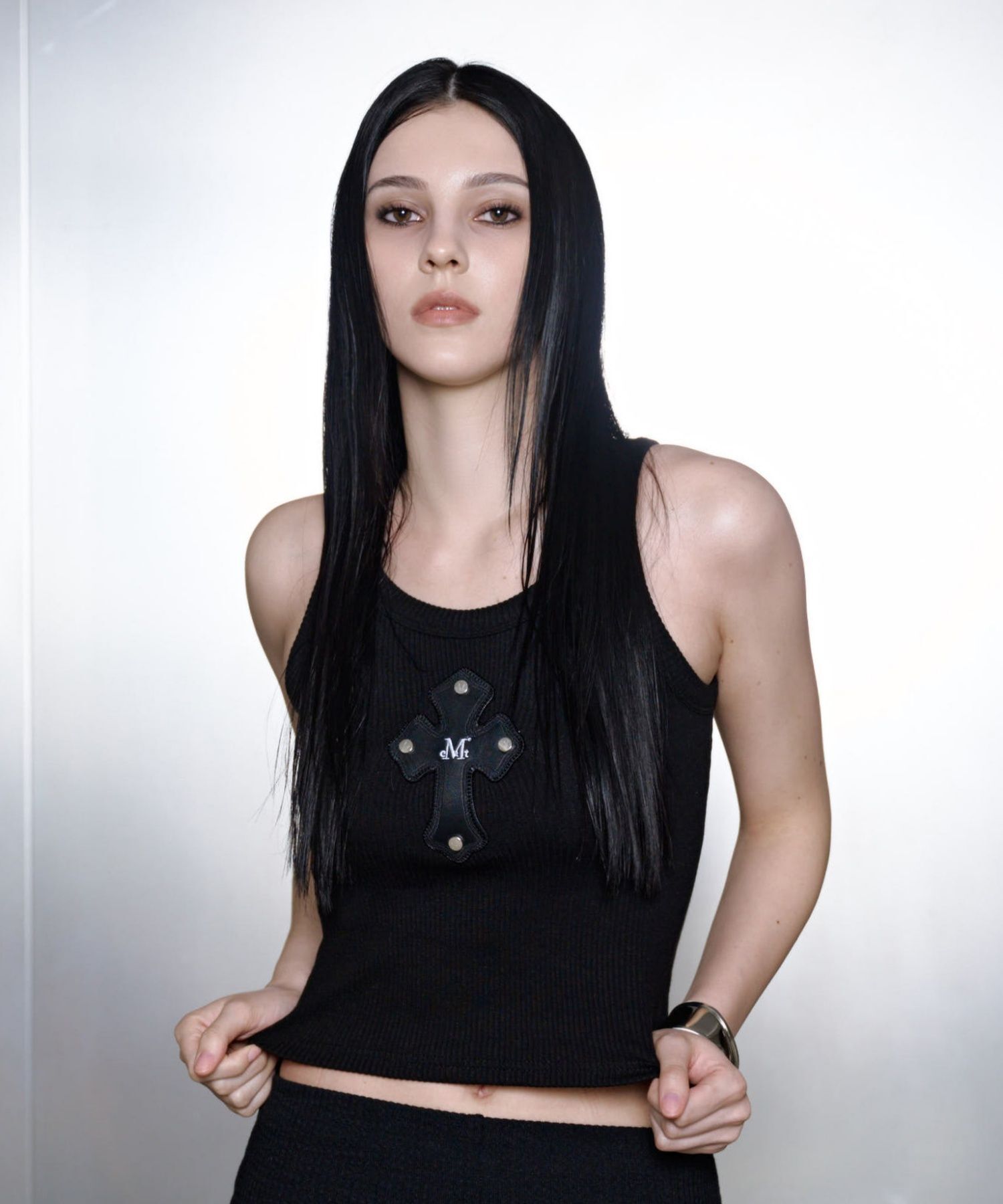 MUCENT 十字皮革貼飾無袖背心 P0000CCP