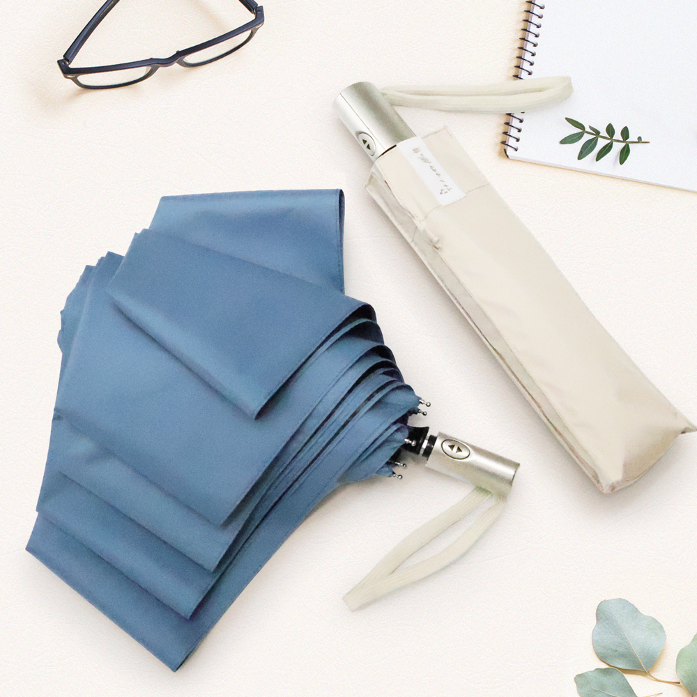 僅2cm超扁設計，放小包、公事包都超好收納.一鍵自動開收，突然下雨也能秒開不狼狽💨 防潑水傘布搭配穩固傘骨，日常通勤更安心,超薄不占位，天天帶著走超方便！