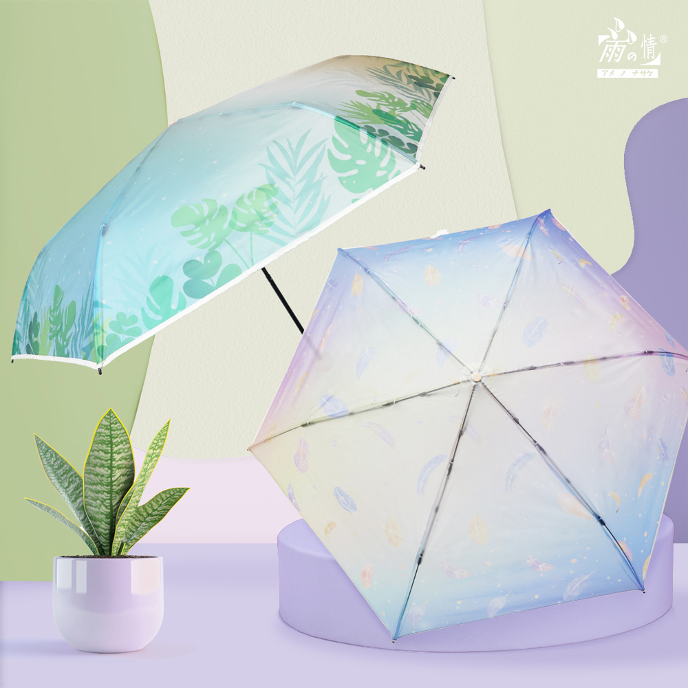 這把真的太美！夢幻日系半透明設計，搭配療癒樹植與漸層羽毛，一撐開氣質直接拉滿✨ 霧面傘布柔軟又耐磨，抗強潑水不怕濕；手把霧面防滑，好握不手滑。採用100%聚酯纖維＋玻璃纖維傘骨，輕盈又抗風，通勤攜帶超方便。