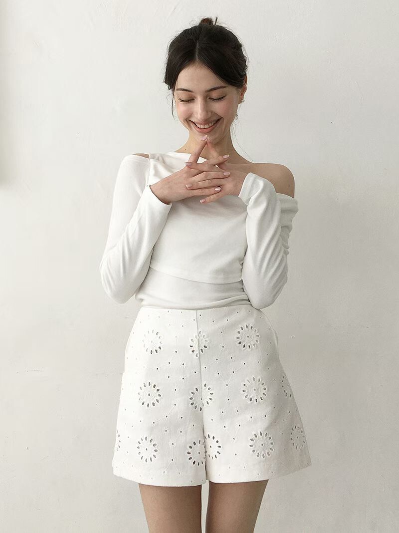 洞洞花蕾絲短褲