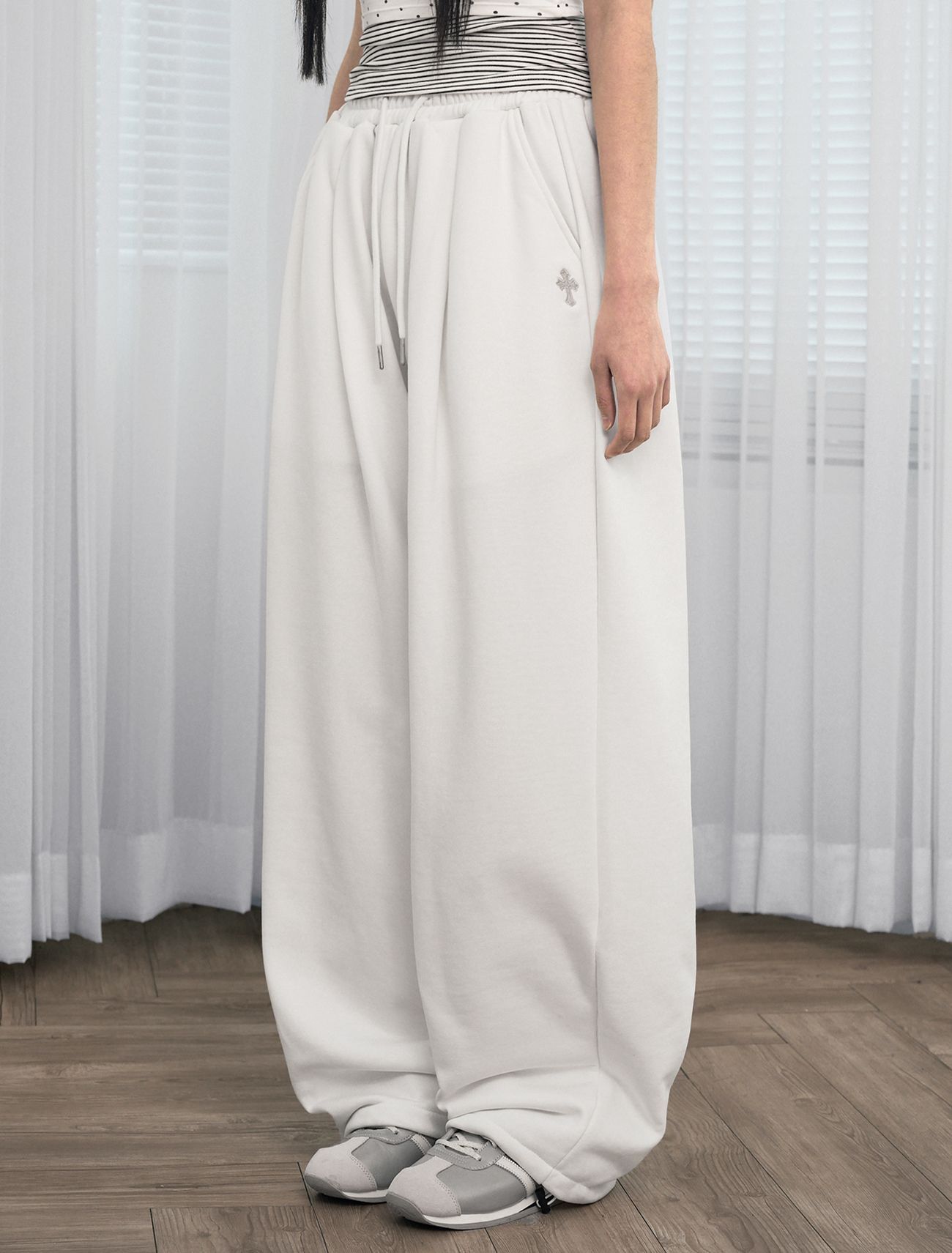 LOOXP 刺繡針褶寬版長褲 象牙白 9832-1