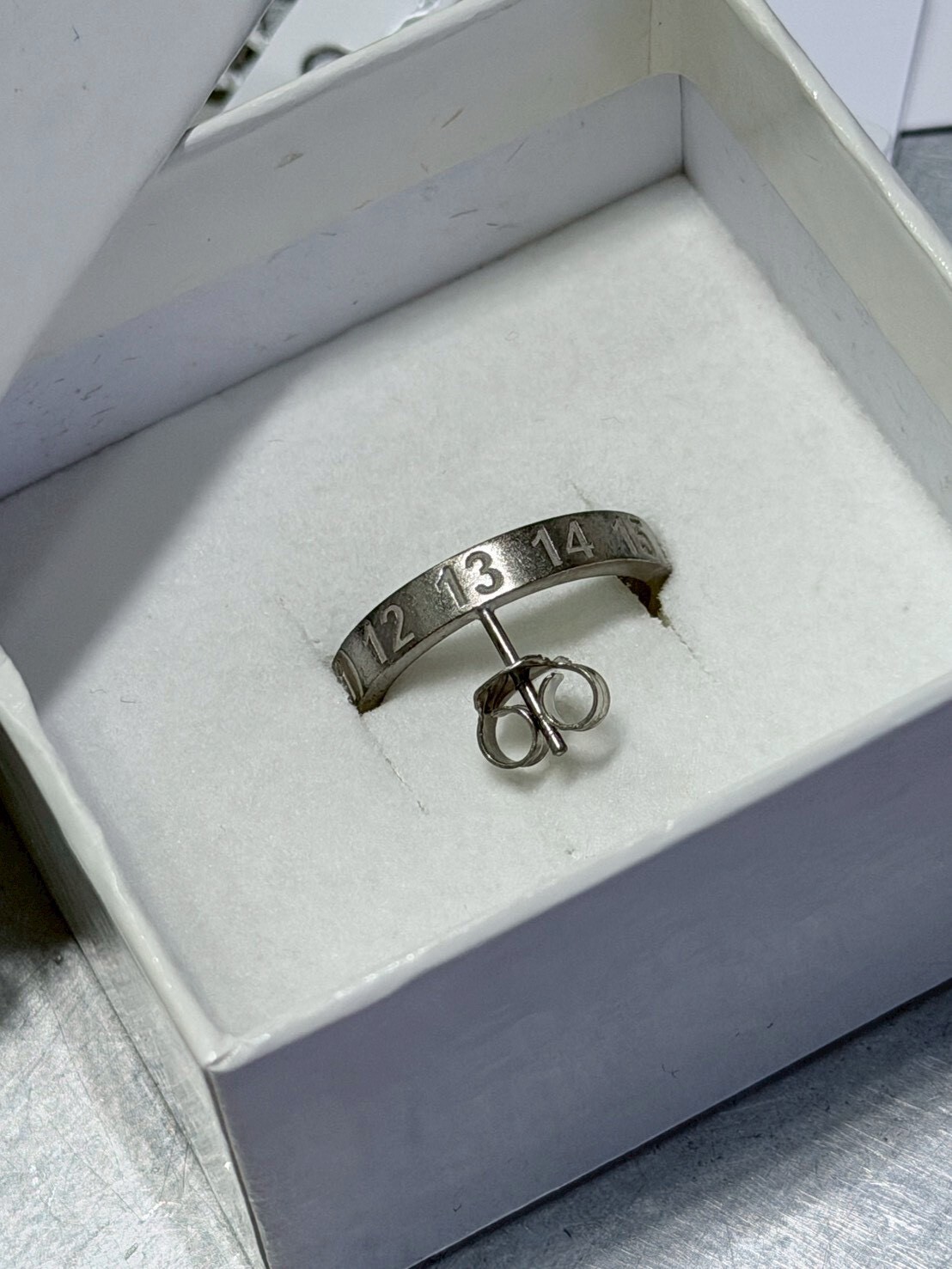 Maison Margiela 經典數字Logo做舊銀環耳環（單耳）