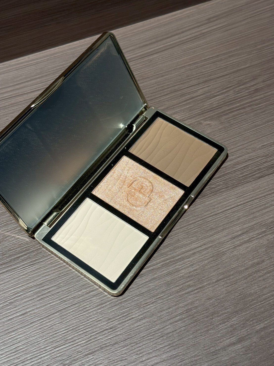 【Apr.9】細粉光影高光修容盤