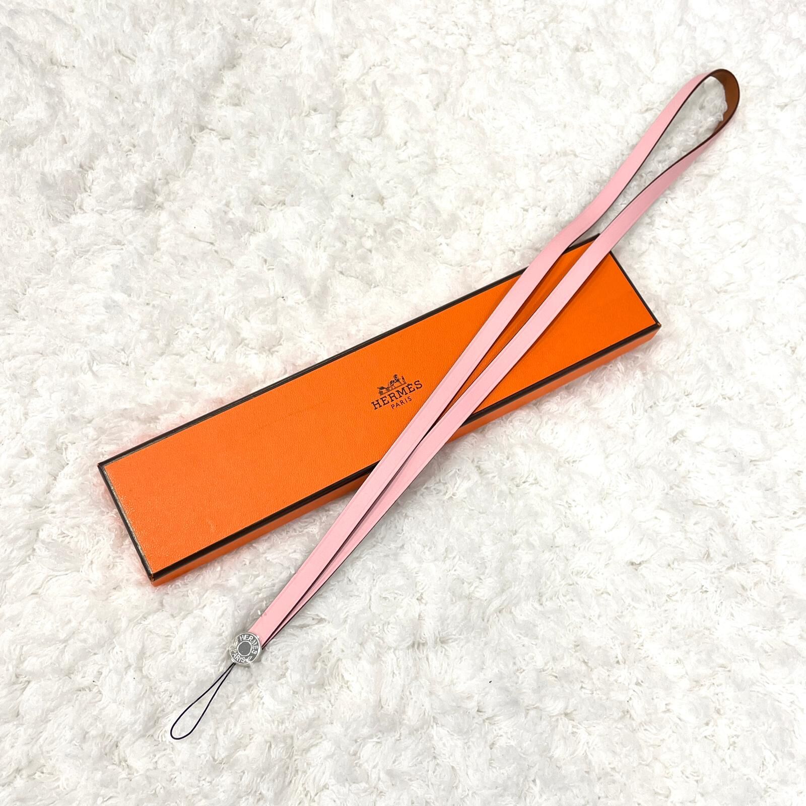 全新HERMES 手機掛繩, 藍芽耳機掛繩, IPSO LANYARD, 櫻花粉SWIFT皮銀扣 ,H0009641K3Q ,#BRAND NEW #香榭站正品