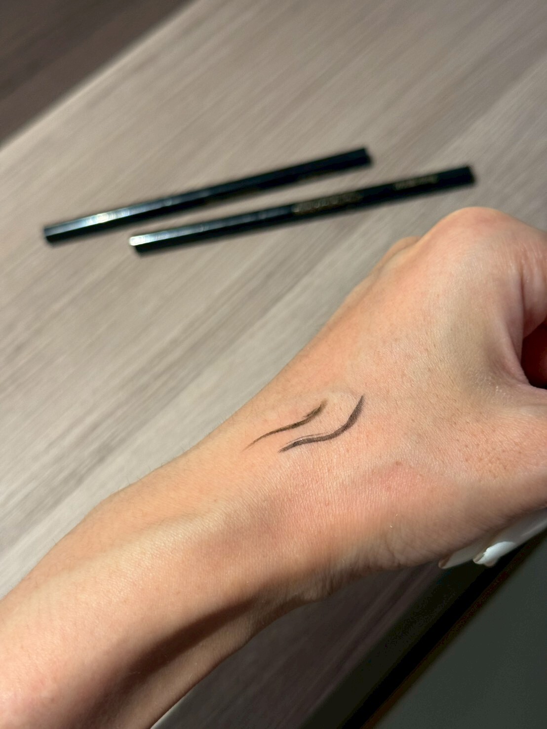 【Apr.9】刀鋒眼線膠筆