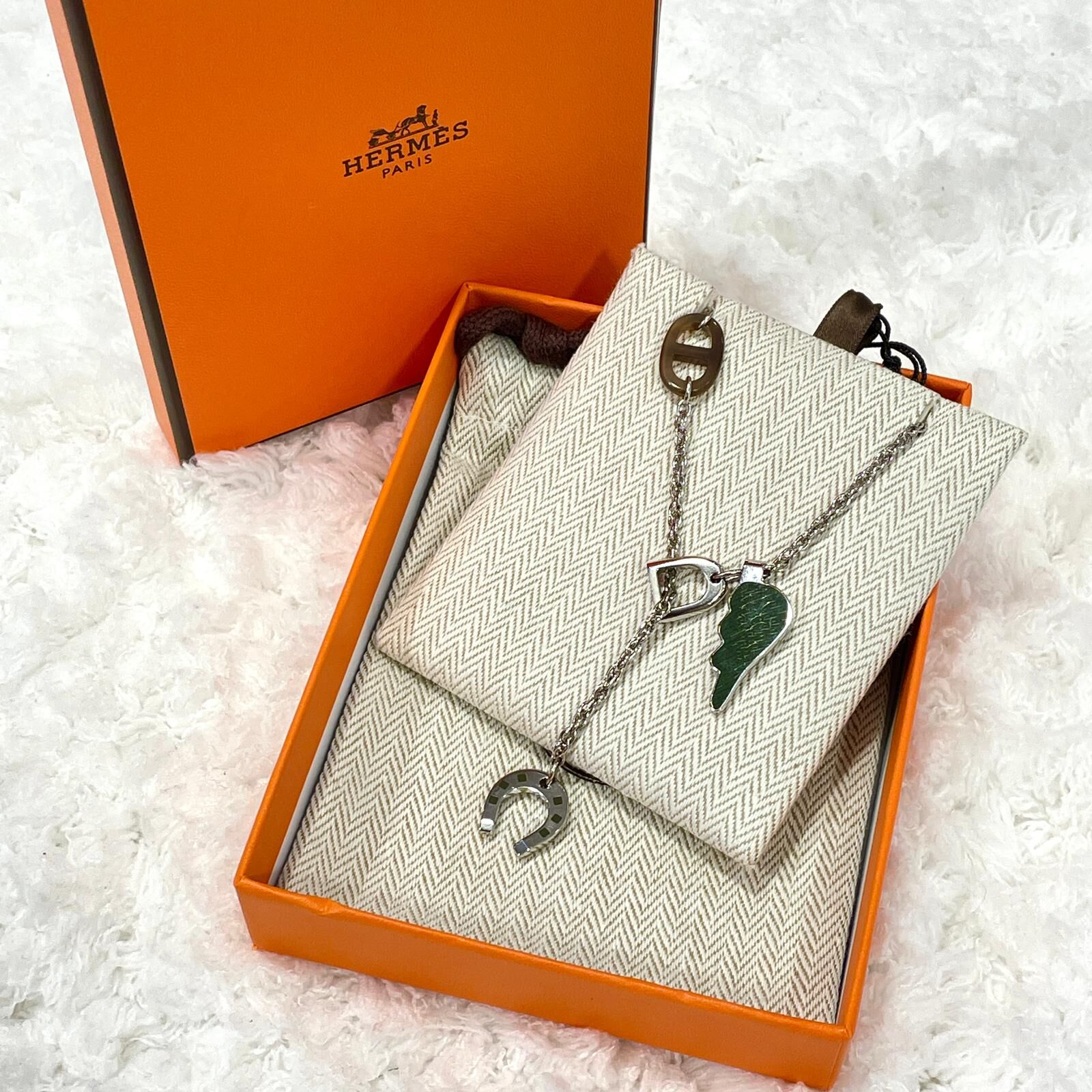 全新HERMES頸鏈 BON VOYAGE NECKLACE 墨綠色/卡其色琺瑯拚銀鏈 H100057FPAX #BRAND NEW #香榭站正品