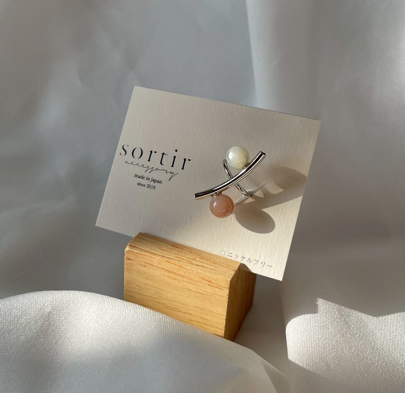[sortir] 曲線耳骨夾｜橘月光石×白色貝殼｜銀｜NO.229