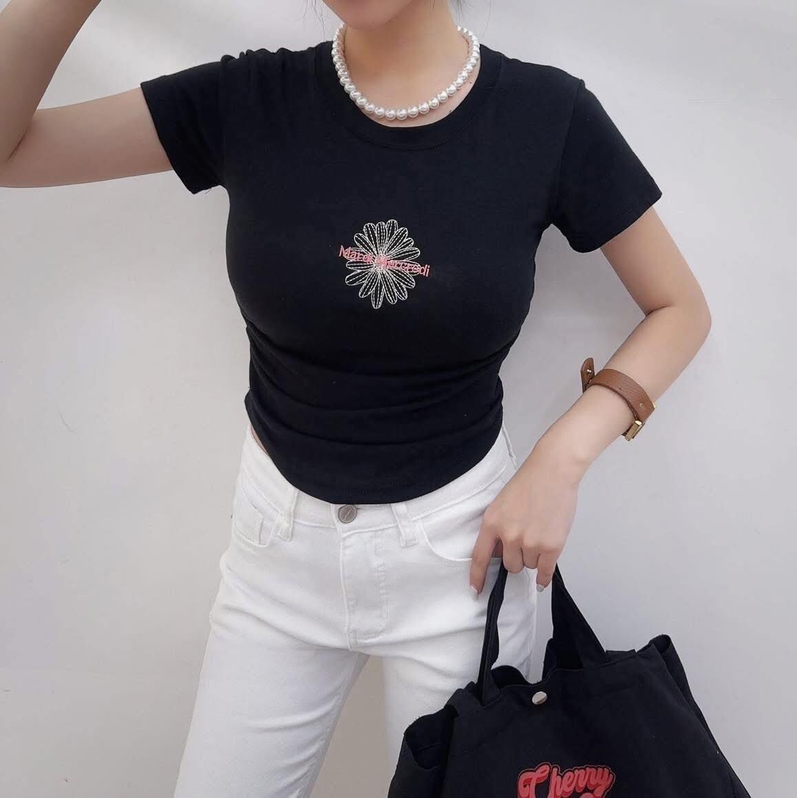 【顯瘦修身的小雛菊刺繡字母上衣】（現貨）