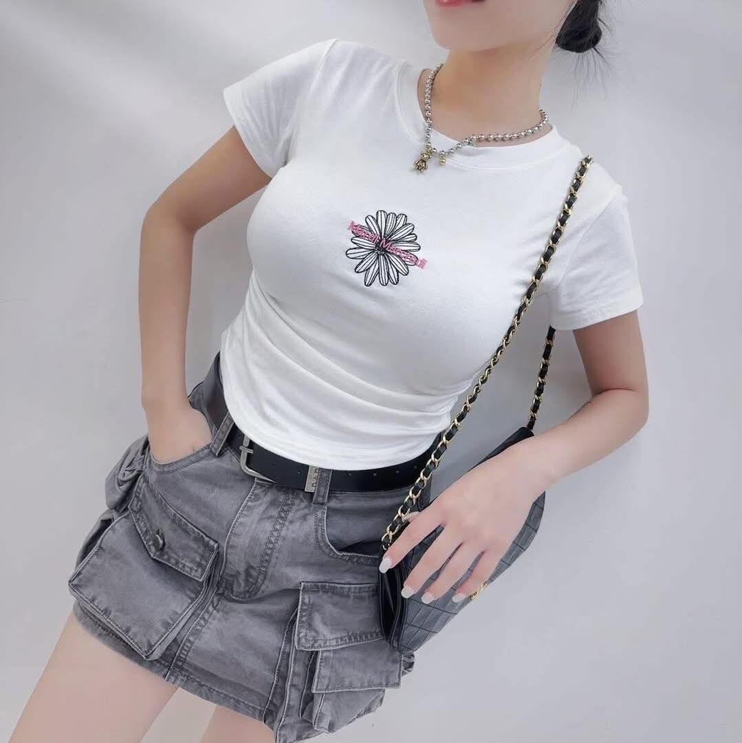 【顯瘦修身的小雛菊刺繡字母上衣】（現貨）
