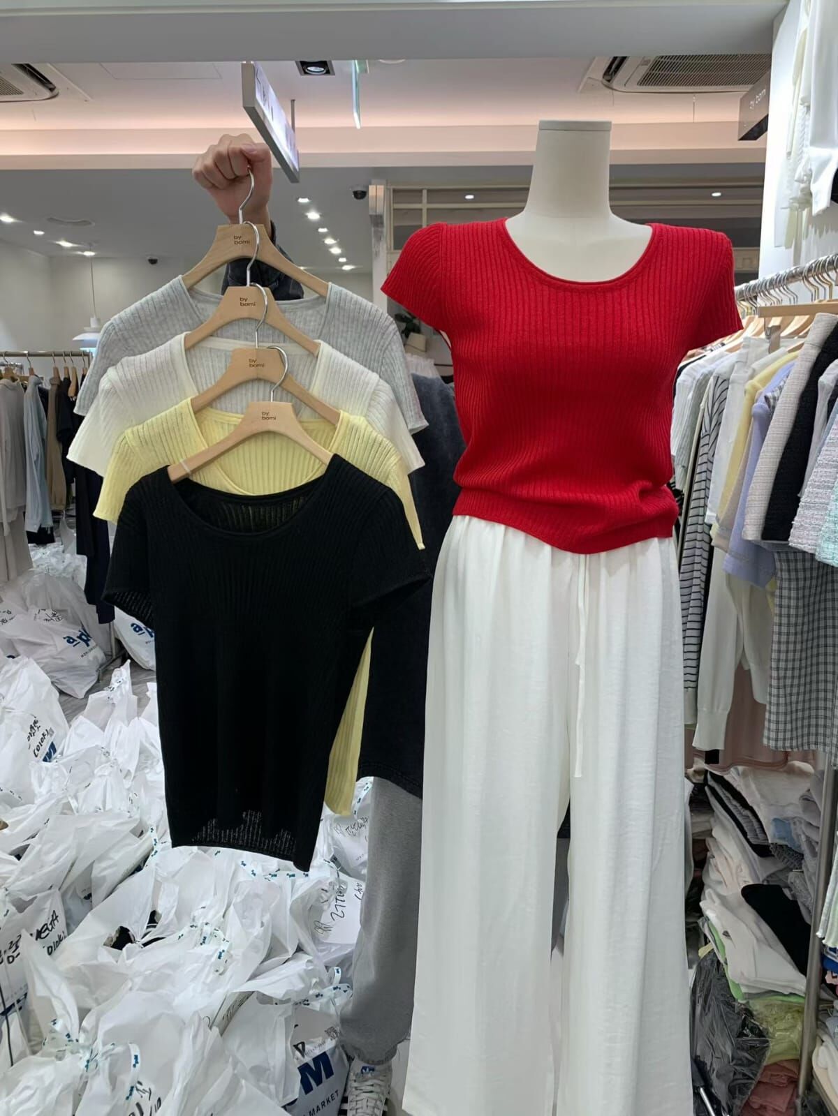 BM6005 坑紋U領貼膚飛飛袖上衣